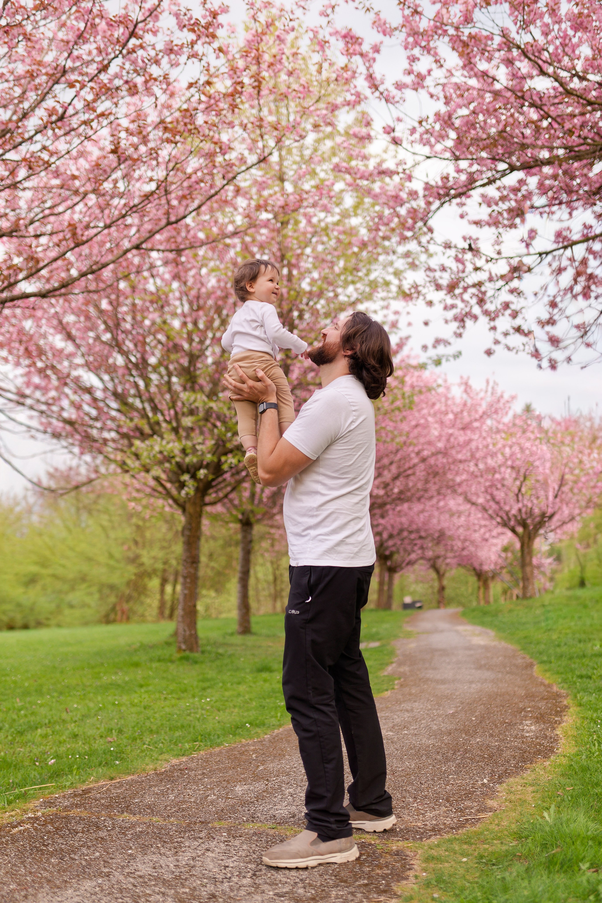 Kirschblüten-Familienshooting. Весільний та репортажний фотограф у Мюнхені, Баваріі та по всій Німеччині – LORAN Media