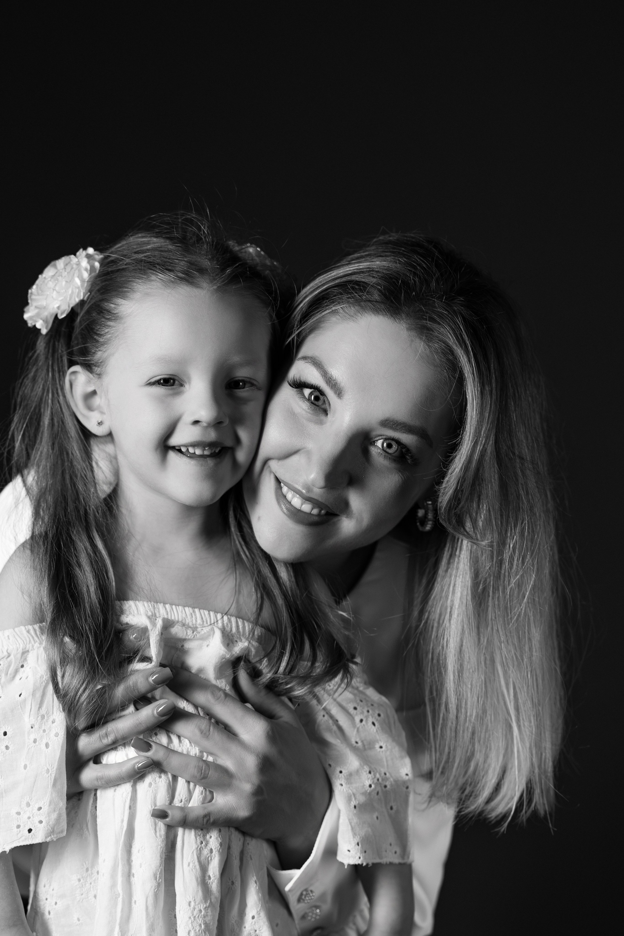 Sofia und Alina. Hochzeits- und Reportagefotograf in München, Bayern, Deutschland. LORAN MEDIA