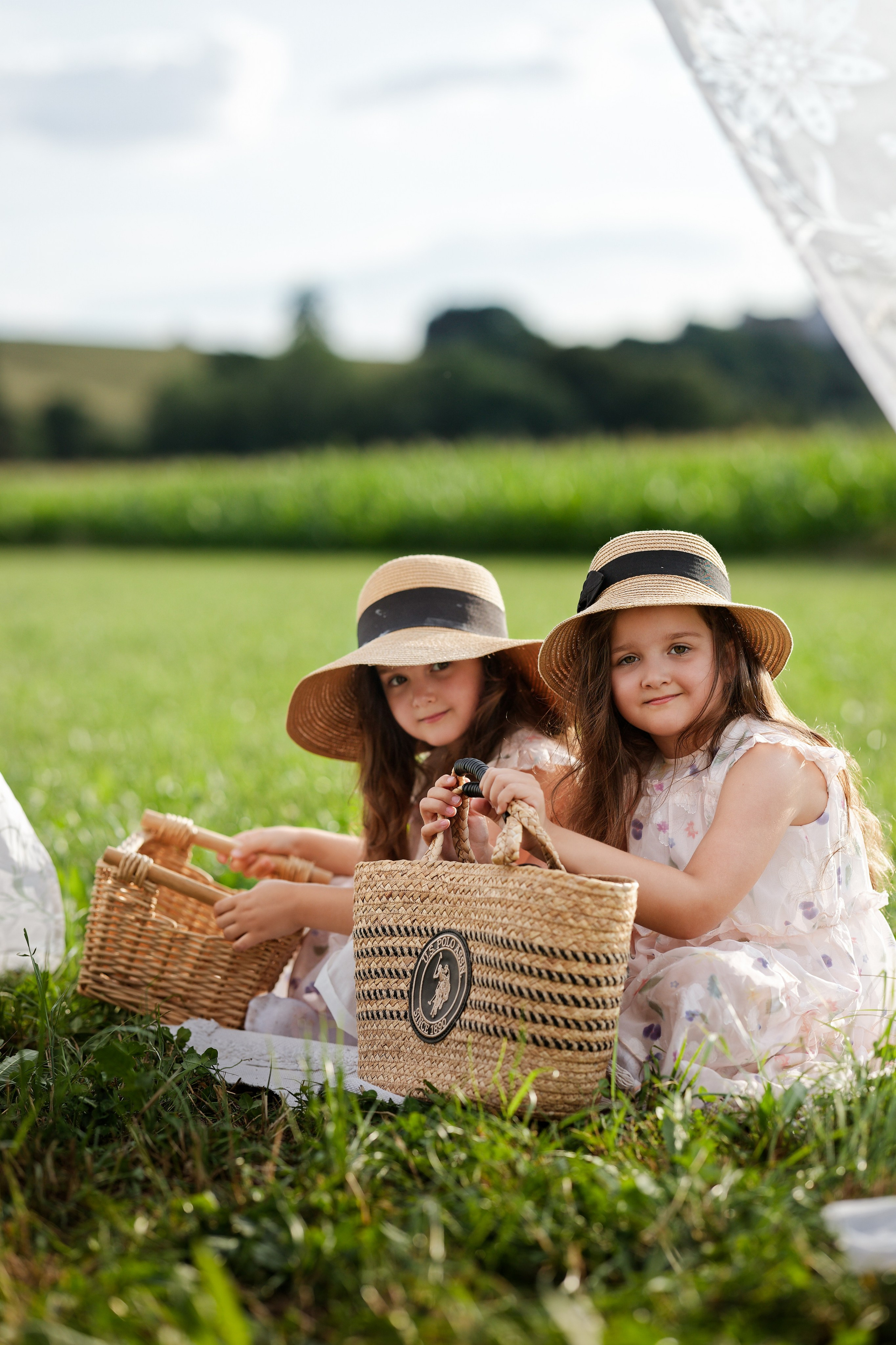 Sommerglück auf dem Feld. Wedding and reportage photographer in Munich, Regensburg, Bavaria & all across Germany — LORAN Media