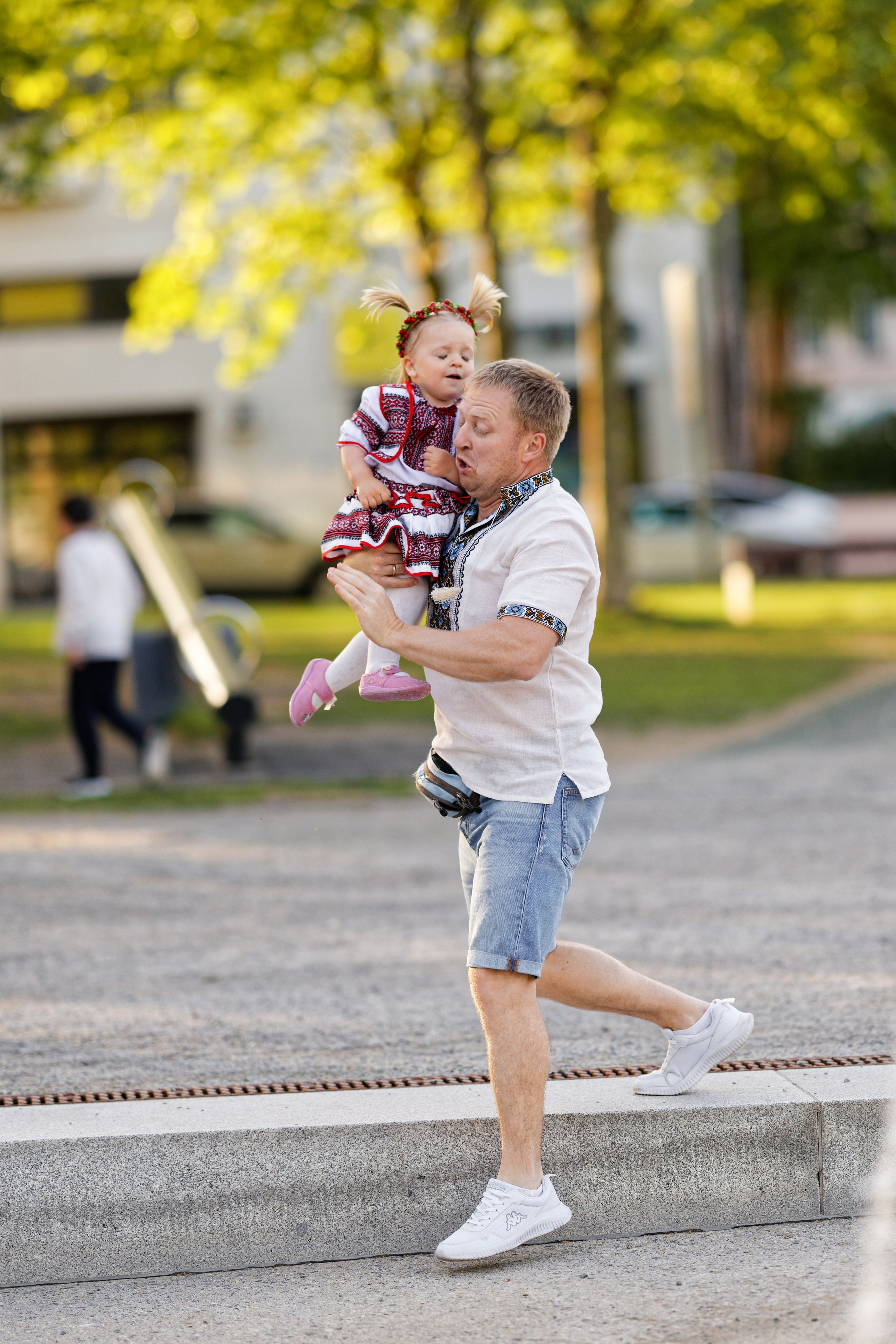 Lachen & Liebe. Wedding and reportage photographer in Munich, Regensburg, Bavaria & all across Germany — LORAN Media