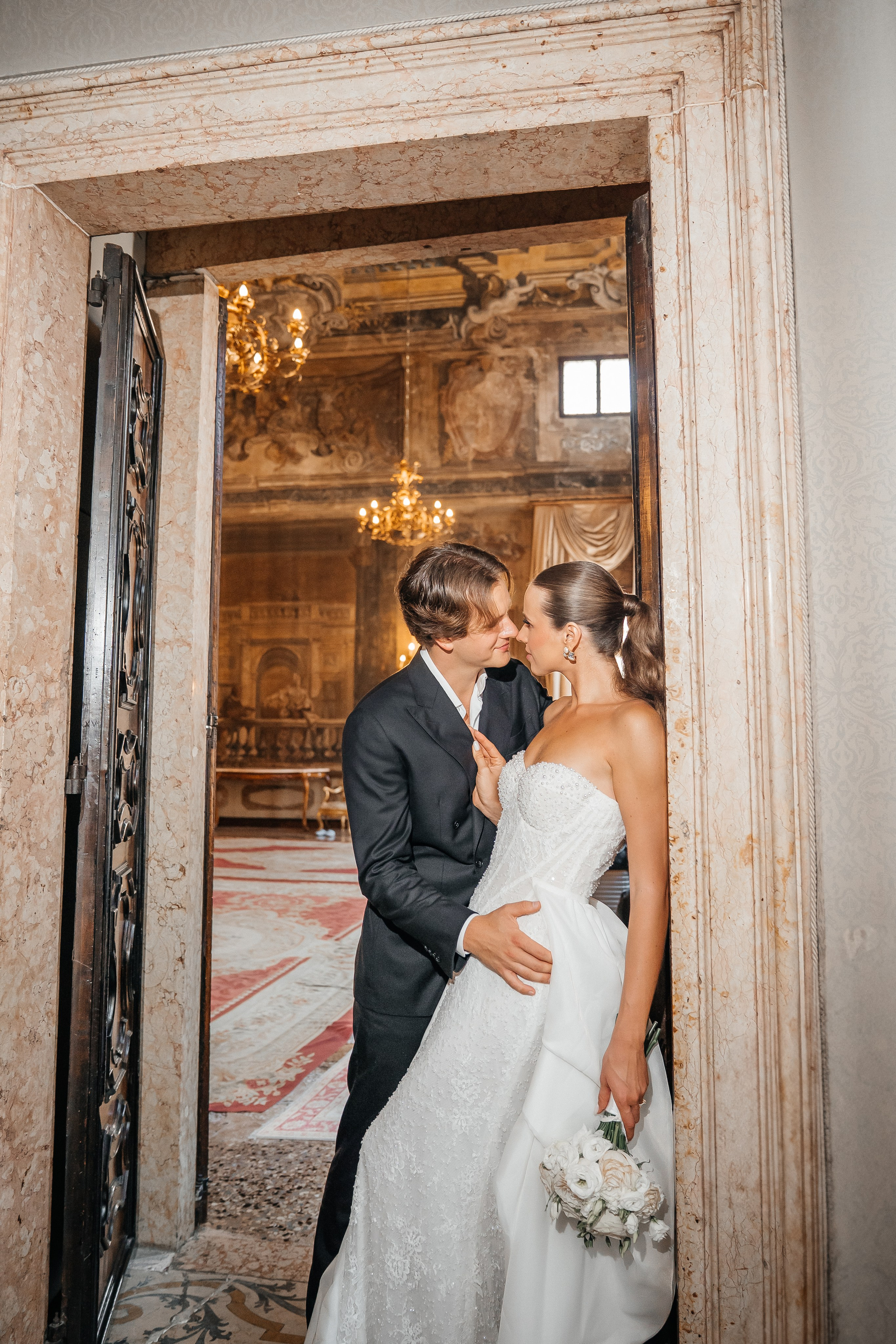 Eleganz im Historischen Schloss. Hochzeits- und Reportagefotograf in München, Bayern, Deutschland. LORAN MEDIA