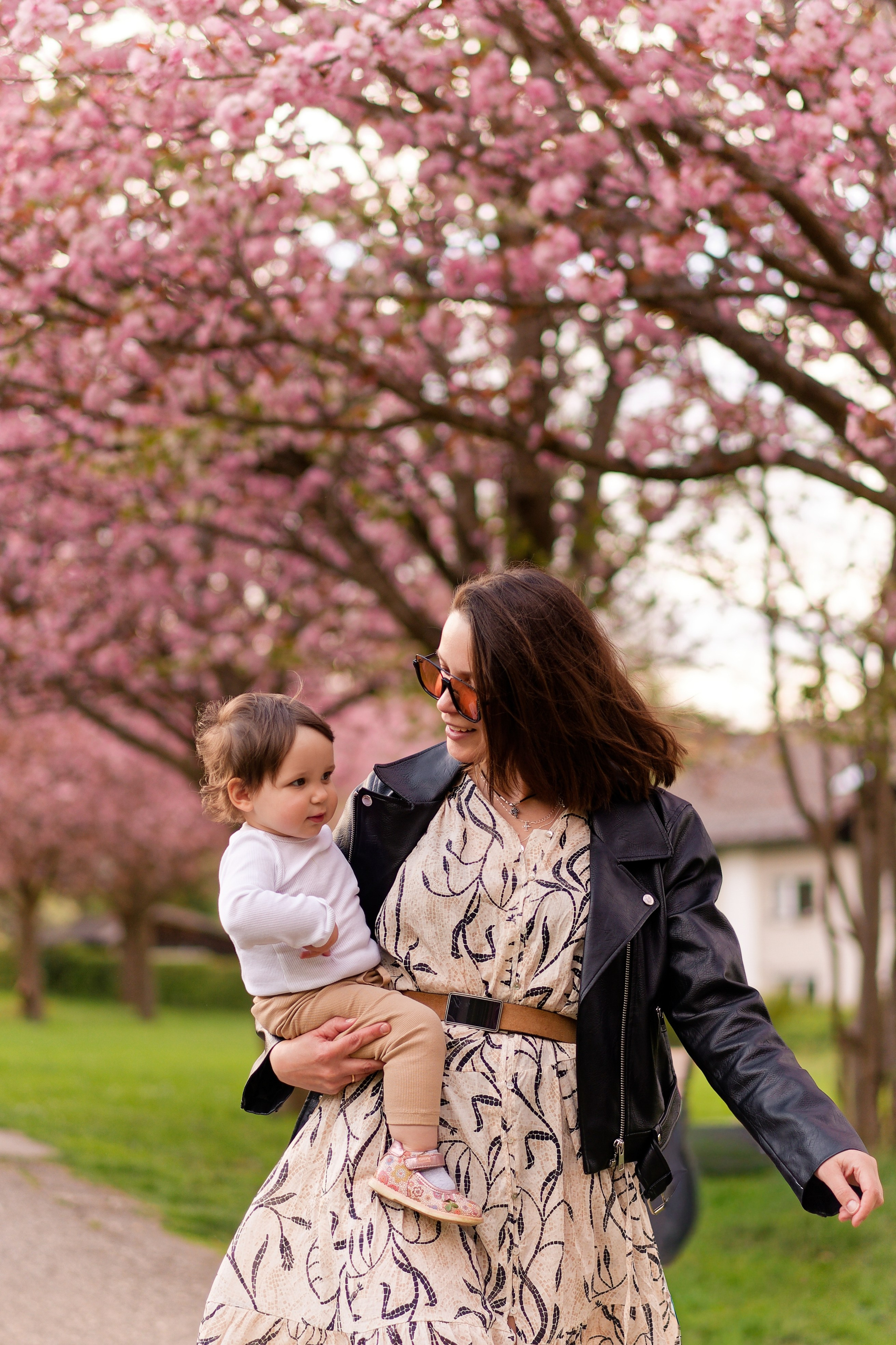 Kirschblüten-Familienshooting. Весільний та репортажний фотограф у Мюнхені, Баваріі та по всій Німеччині – LORAN Media