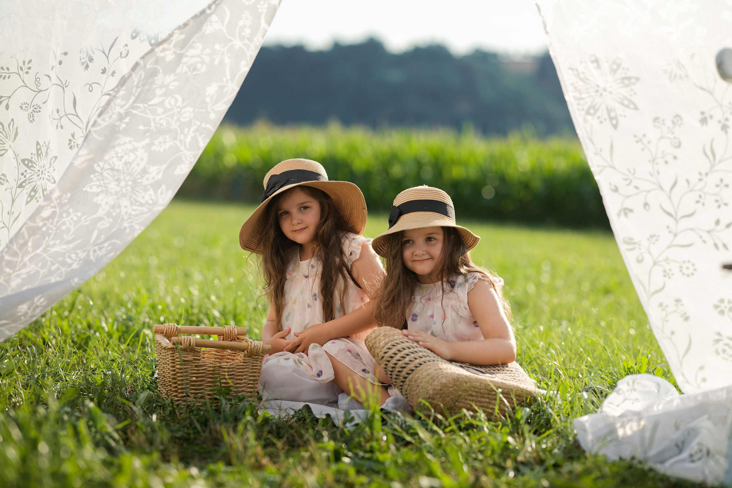 Sommerglück auf dem Feld. Wedding and reportage photographer in Munich, Regensburg, Bavaria & all across Germany — LORAN Media