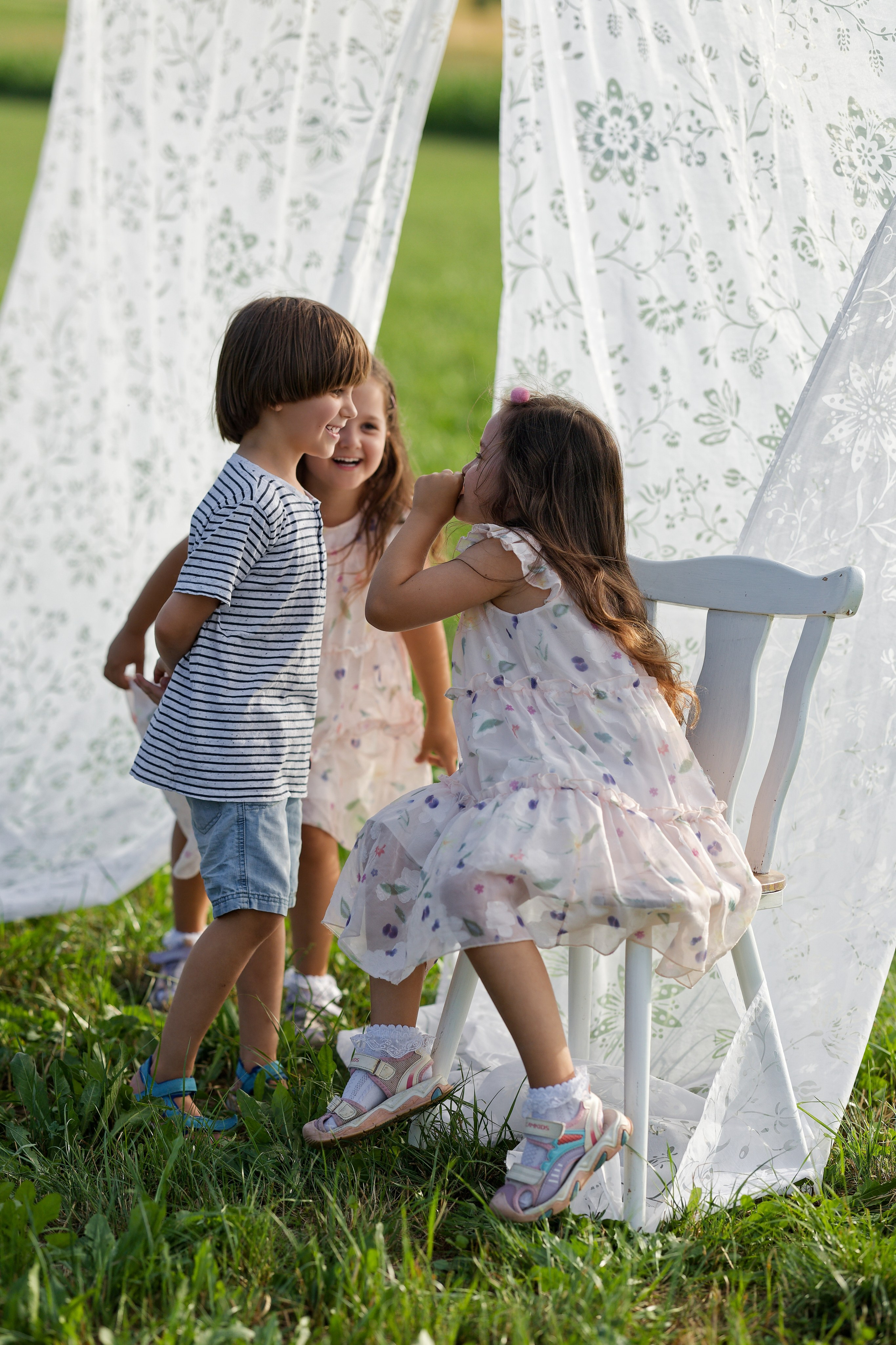 Sommerglück auf dem Feld. Wedding and reportage photographer in Munich, Regensburg, Bavaria & all across Germany — LORAN Media