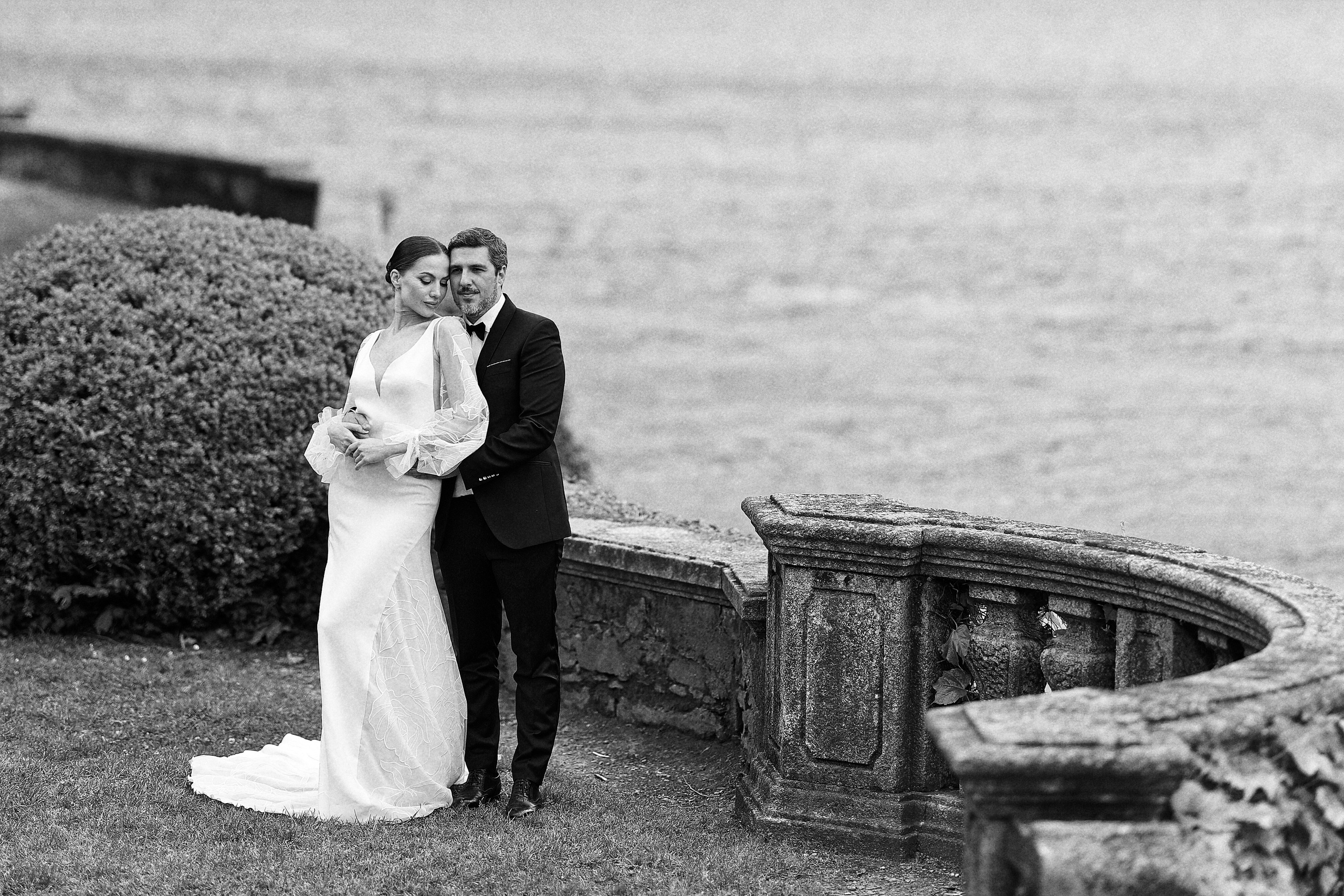 Traumpaar am Comer See. Hochzeits- und Reportagefotograf in München, Bayern, Deutschland. LORAN MEDIA