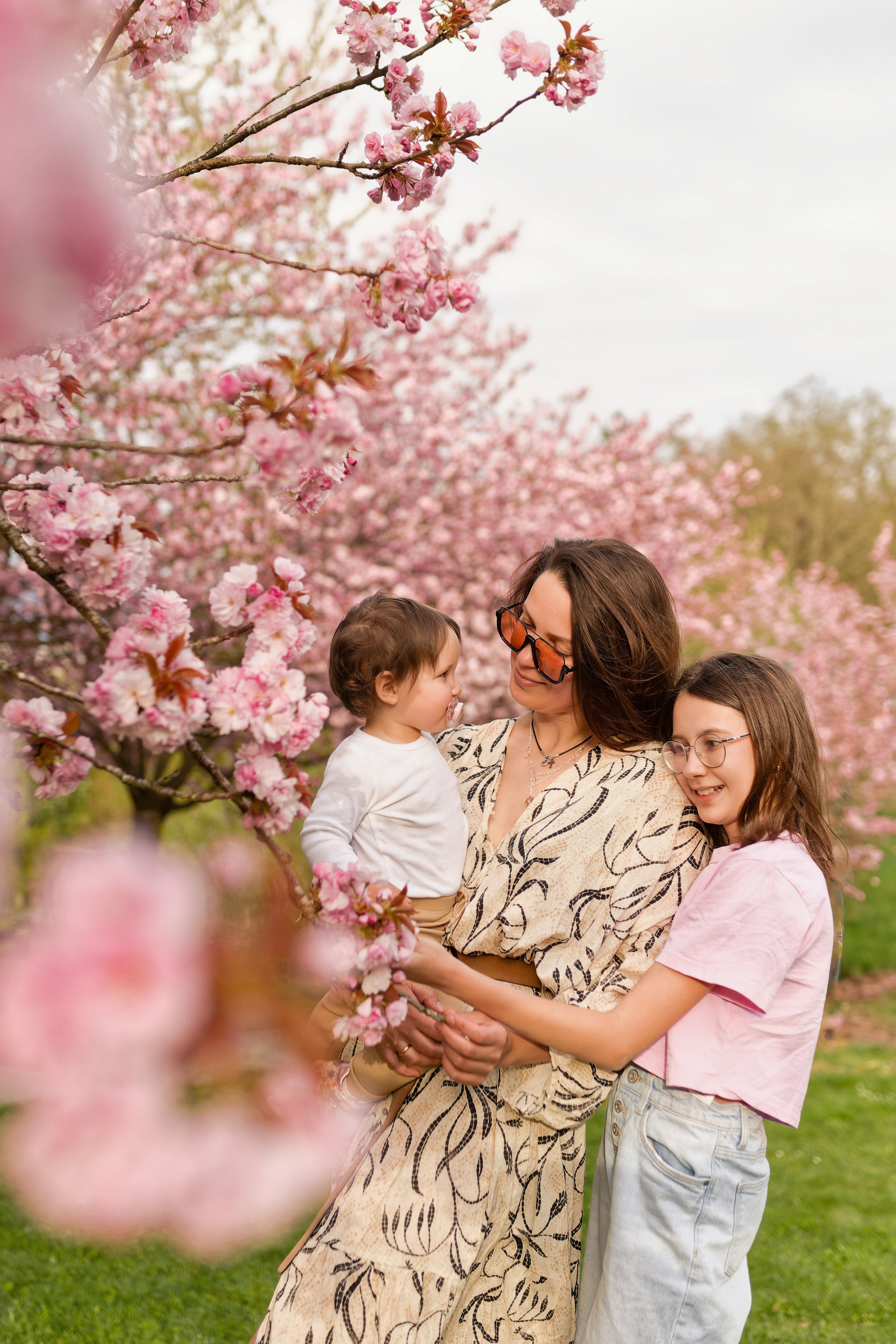 Kirschblüten-Familienshooting. Весільний та репортажний фотограф у Мюнхені, Баваріі та по всій Німеччині – LORAN Media