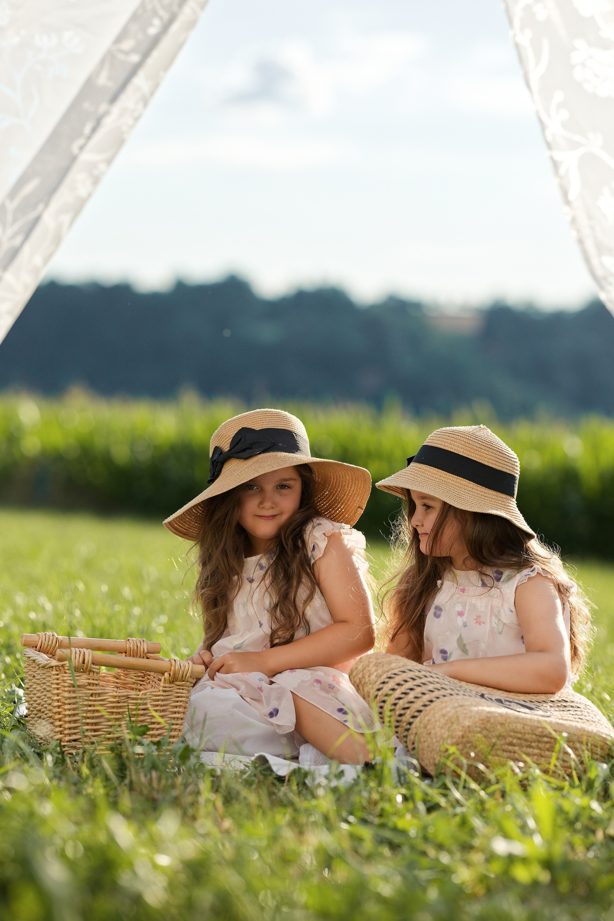 Sommerglück auf dem Feld. Wedding and reportage photographer in Munich, Regensburg, Bavaria & all across Germany — LORAN Media
