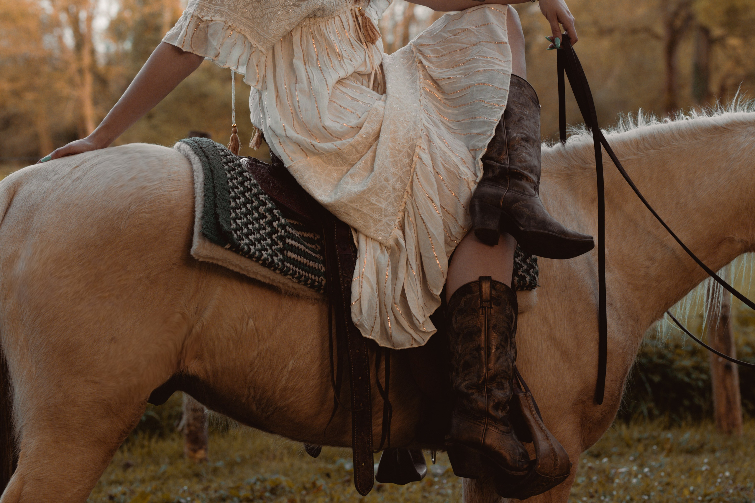 Cowgirl sur son cheval santiags 