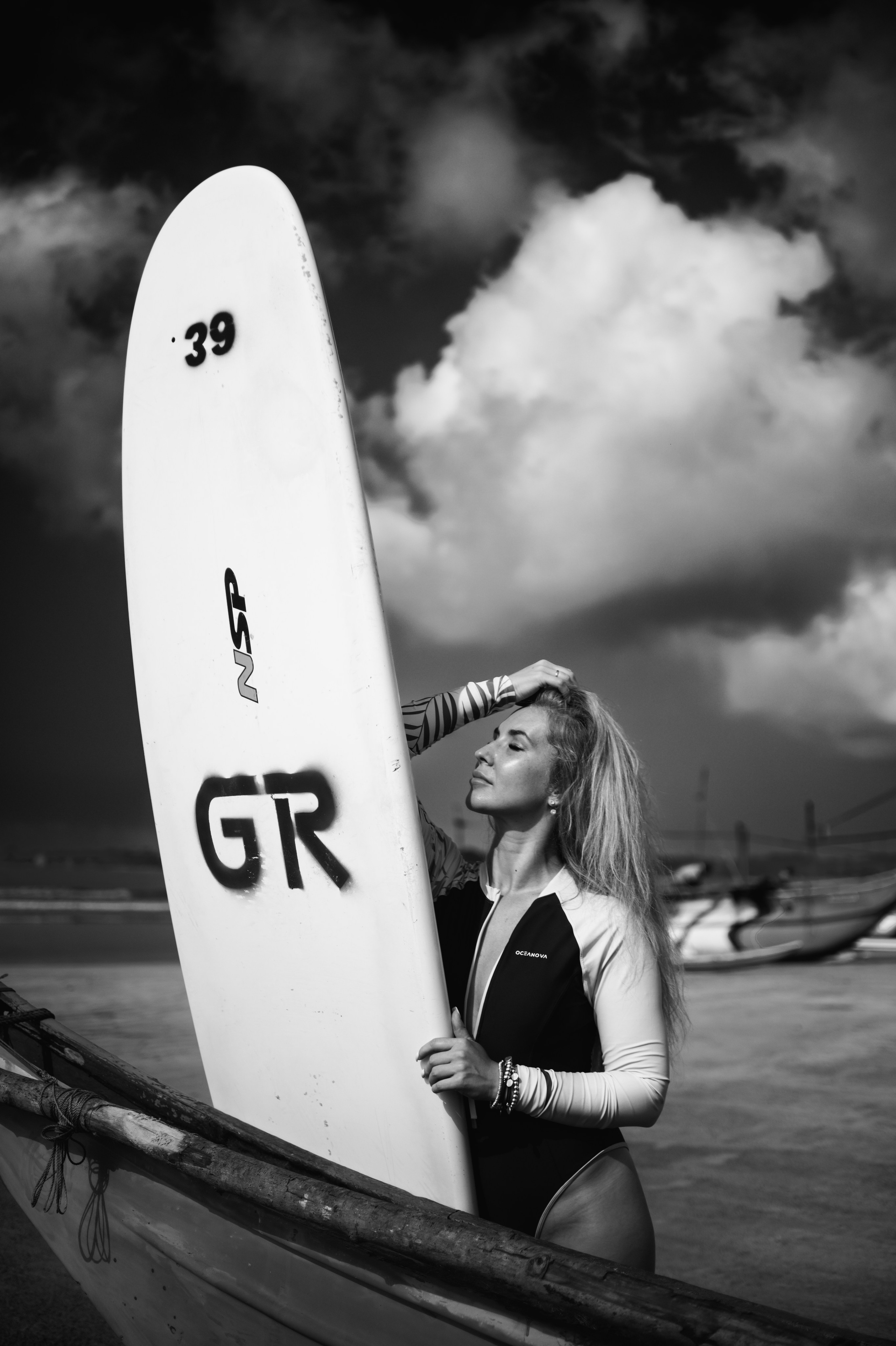 Photoshoot with a surfboard | BW