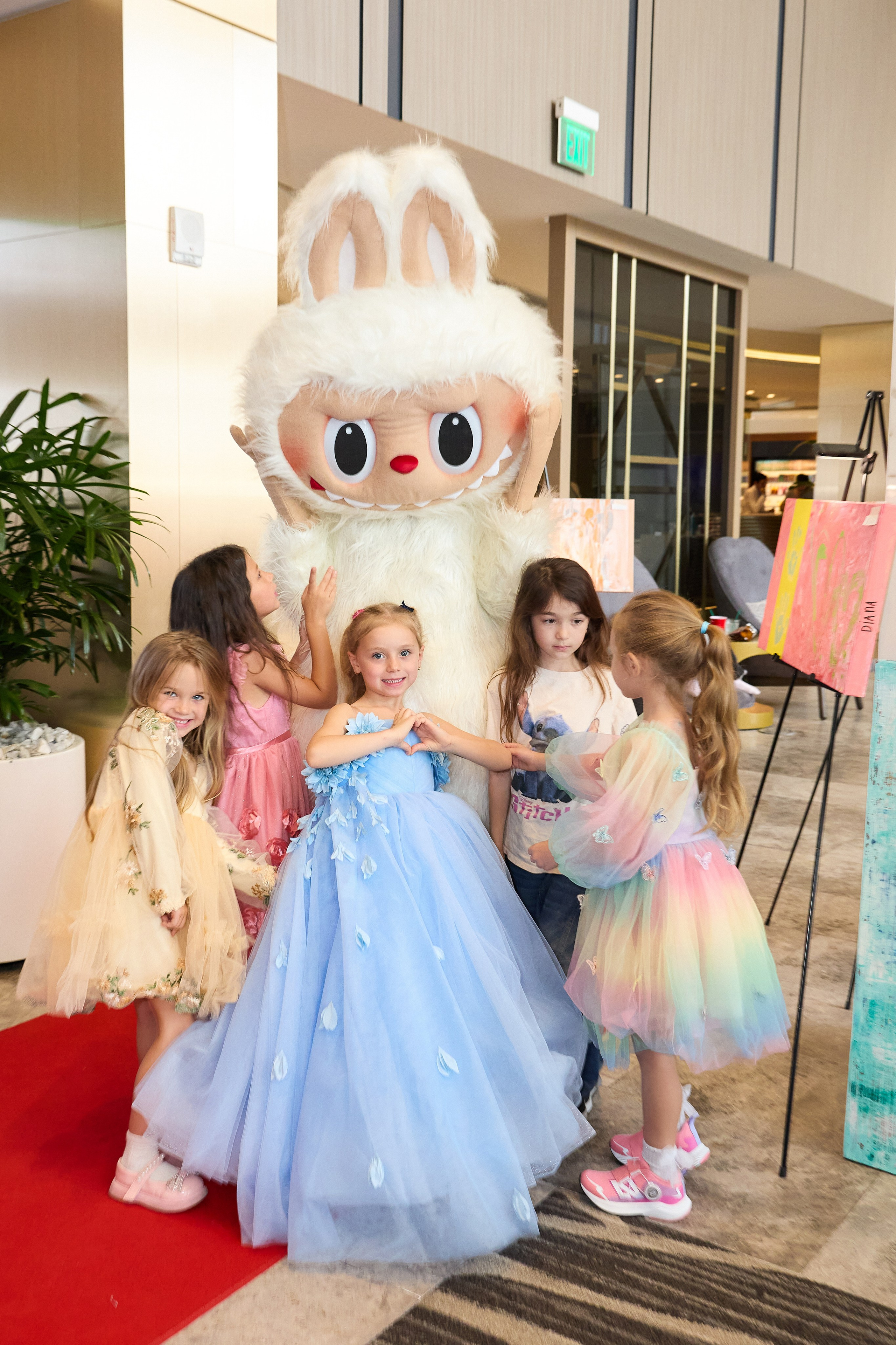 Авторская благотворительная художественная выставка Дианы Бортник. Фотограф Юлия Маковеева