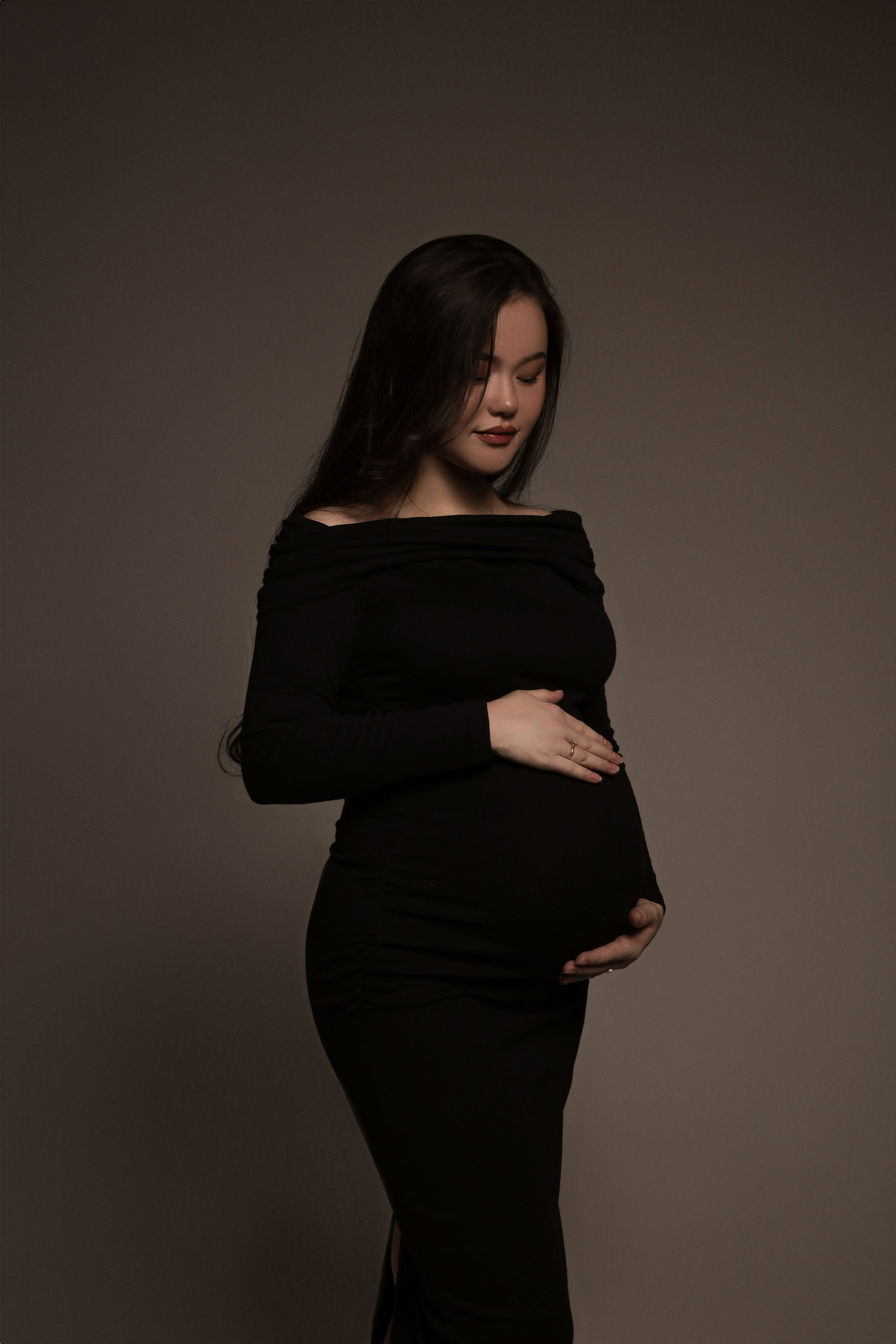 черное базовое платье с опущенными плечами,трикотаж,так же имеется в оттенке пудра.Размер универсальный