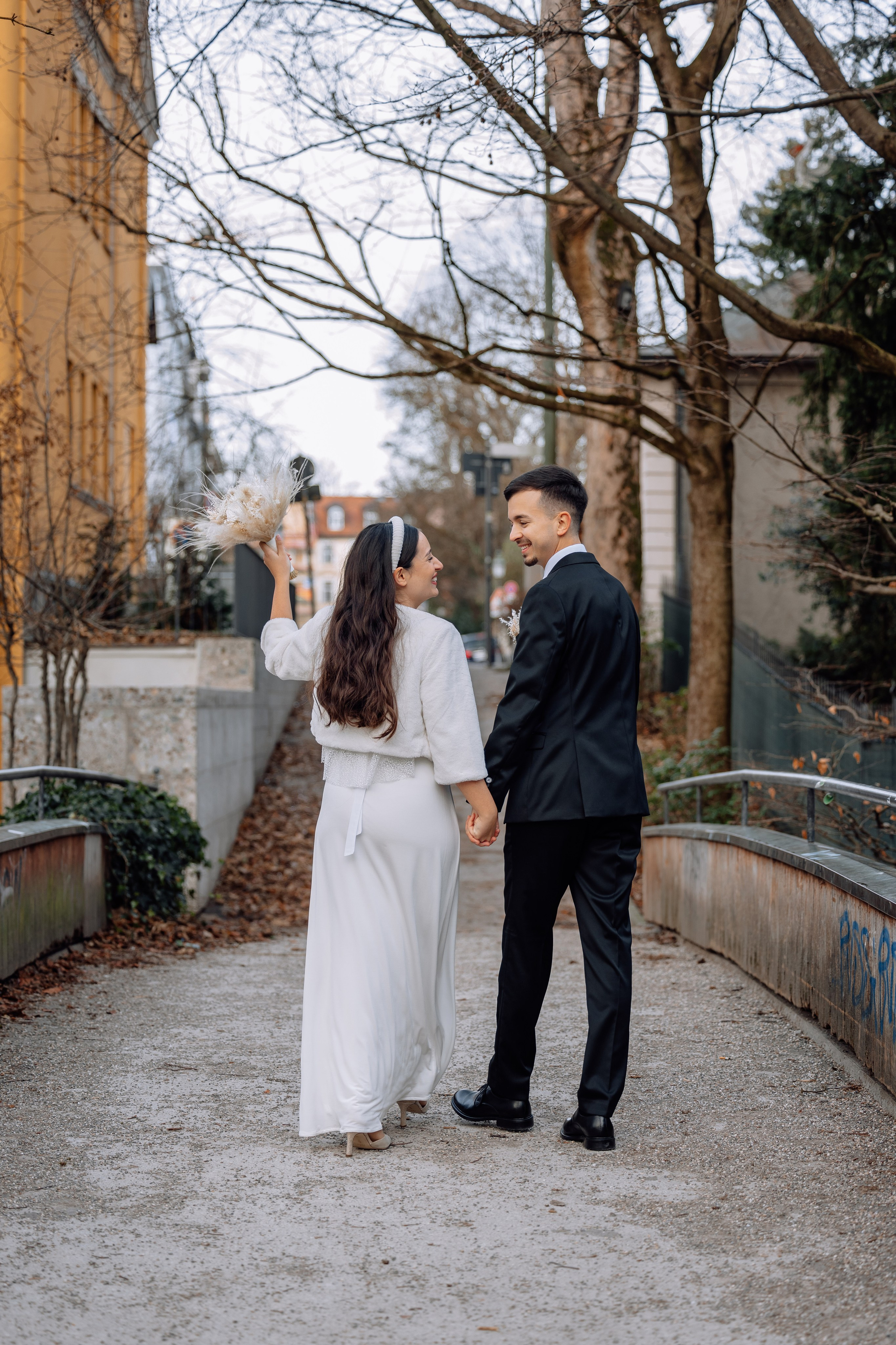 Braut und Bräutigam schauen sich verliebt an – glückliche Momente Mandlstraße 14