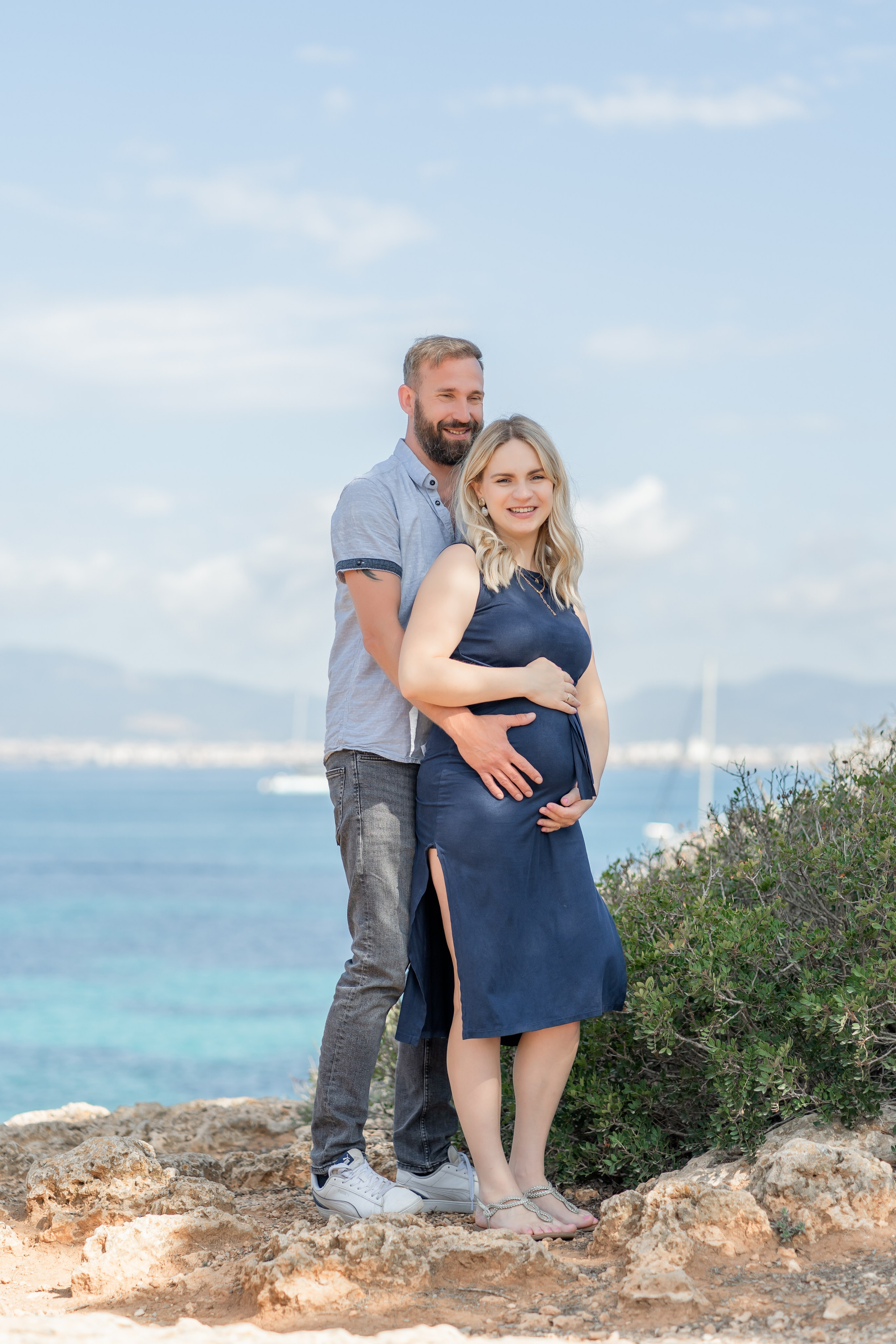 Babybauch-Shooting am Meer auf Mallorca mit Familie. Deine Fotografin auf Mallorca für Familien und Business
