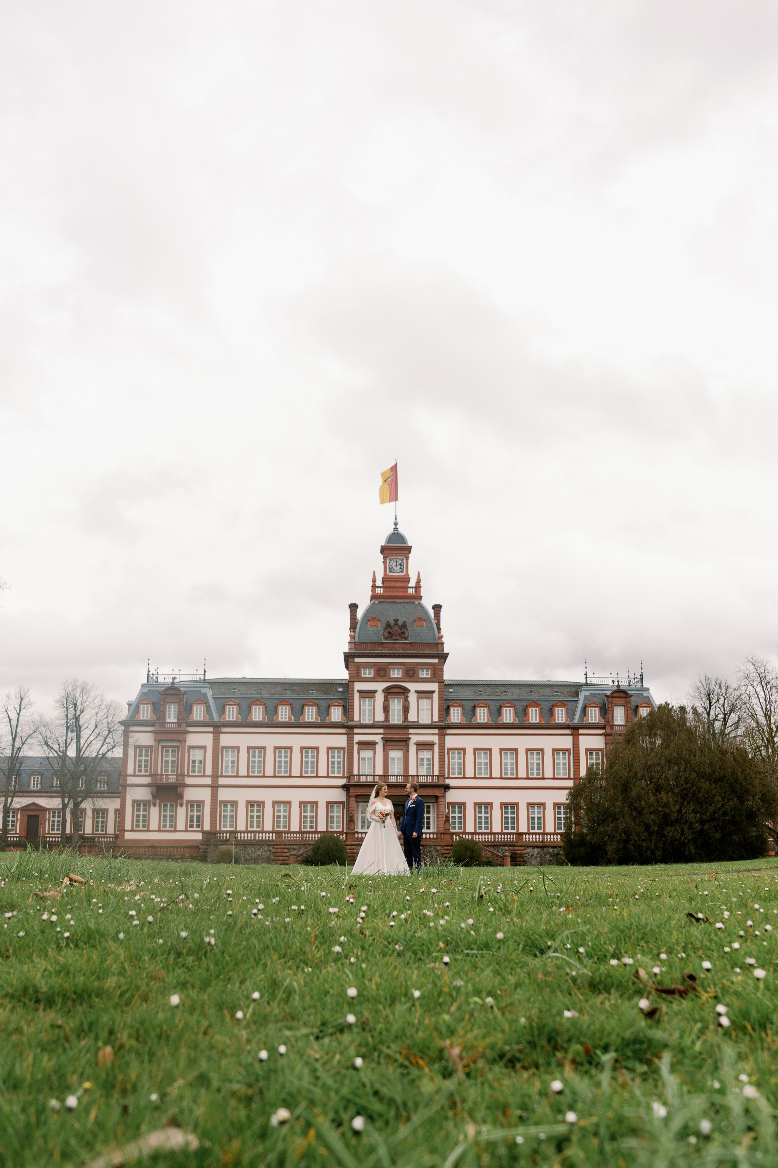 Hochzeitspaar im Grünen rund um Schloss Philippsruhe