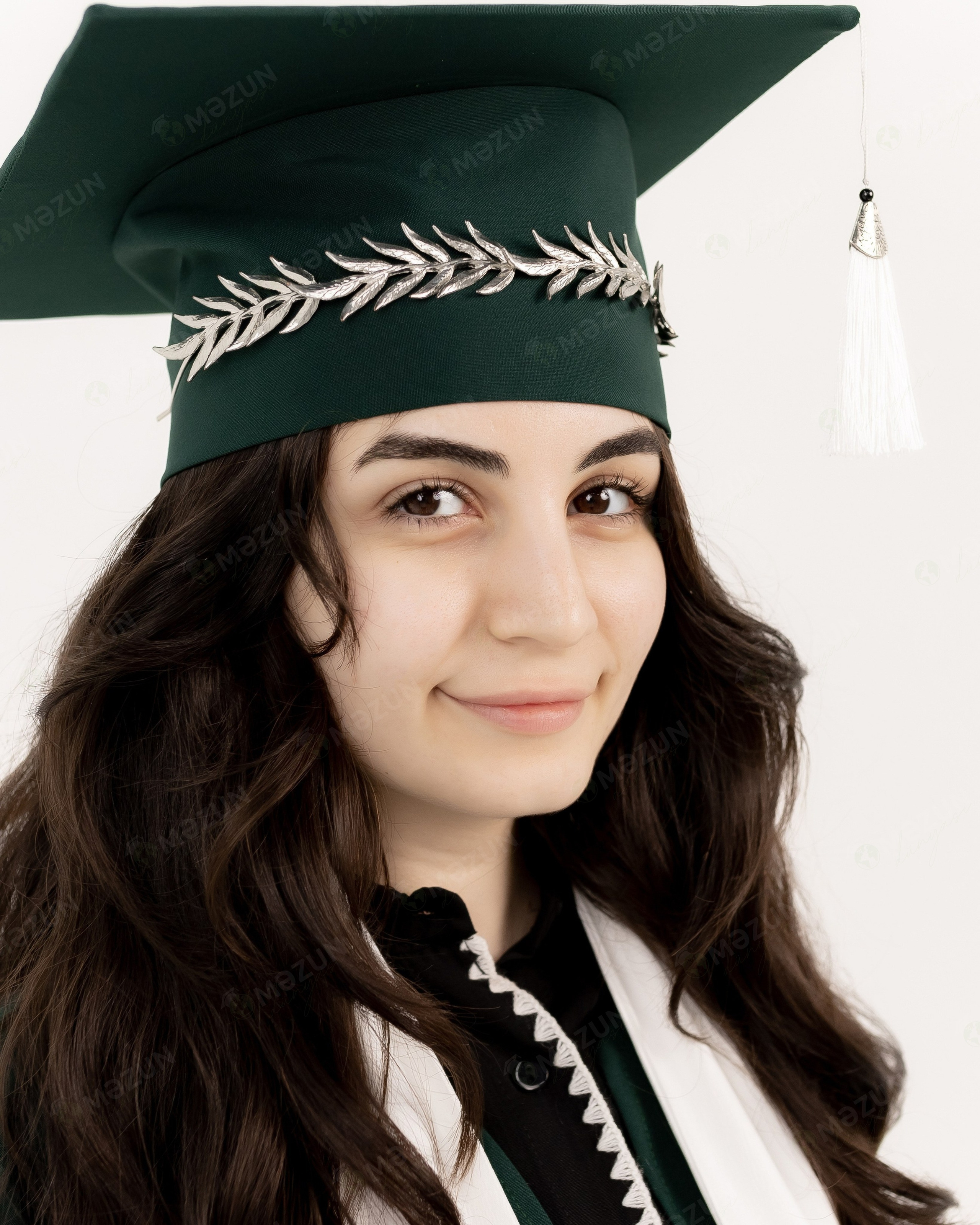 Tünd Yaşıl. Məzun geyimləri və akssesuarları