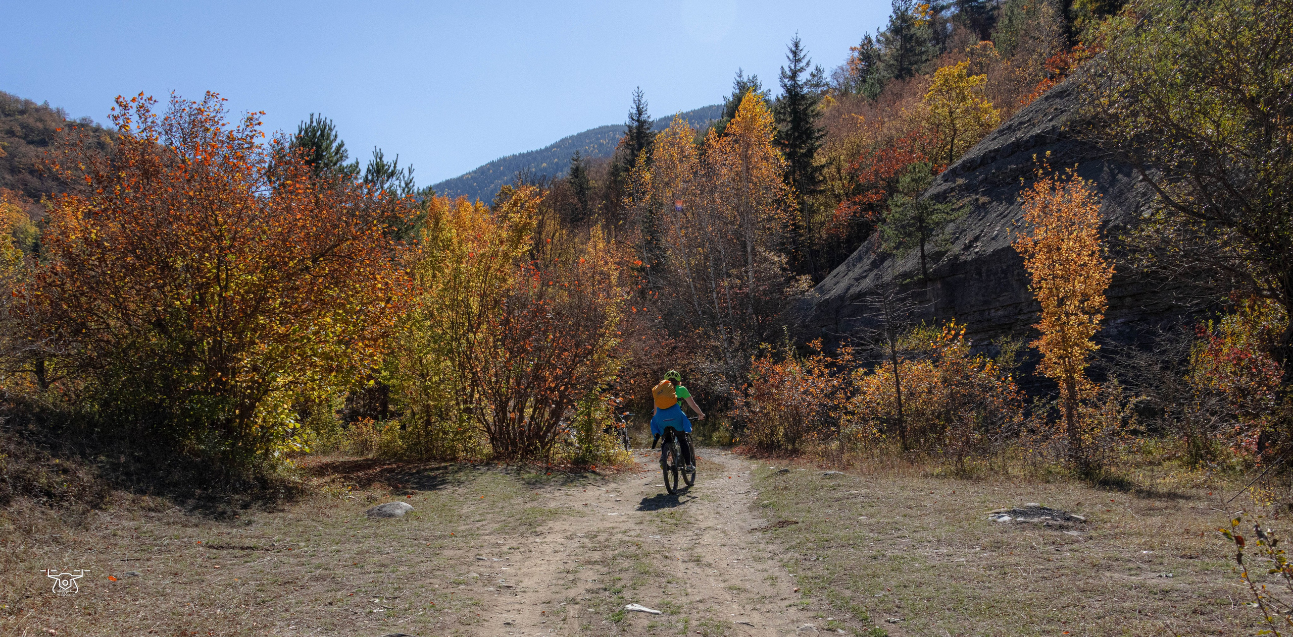 შემოდგომის ველოტური ატენის ხეობაში კავკასიის ველო ქსელთან ერთად. FramefreeMan
