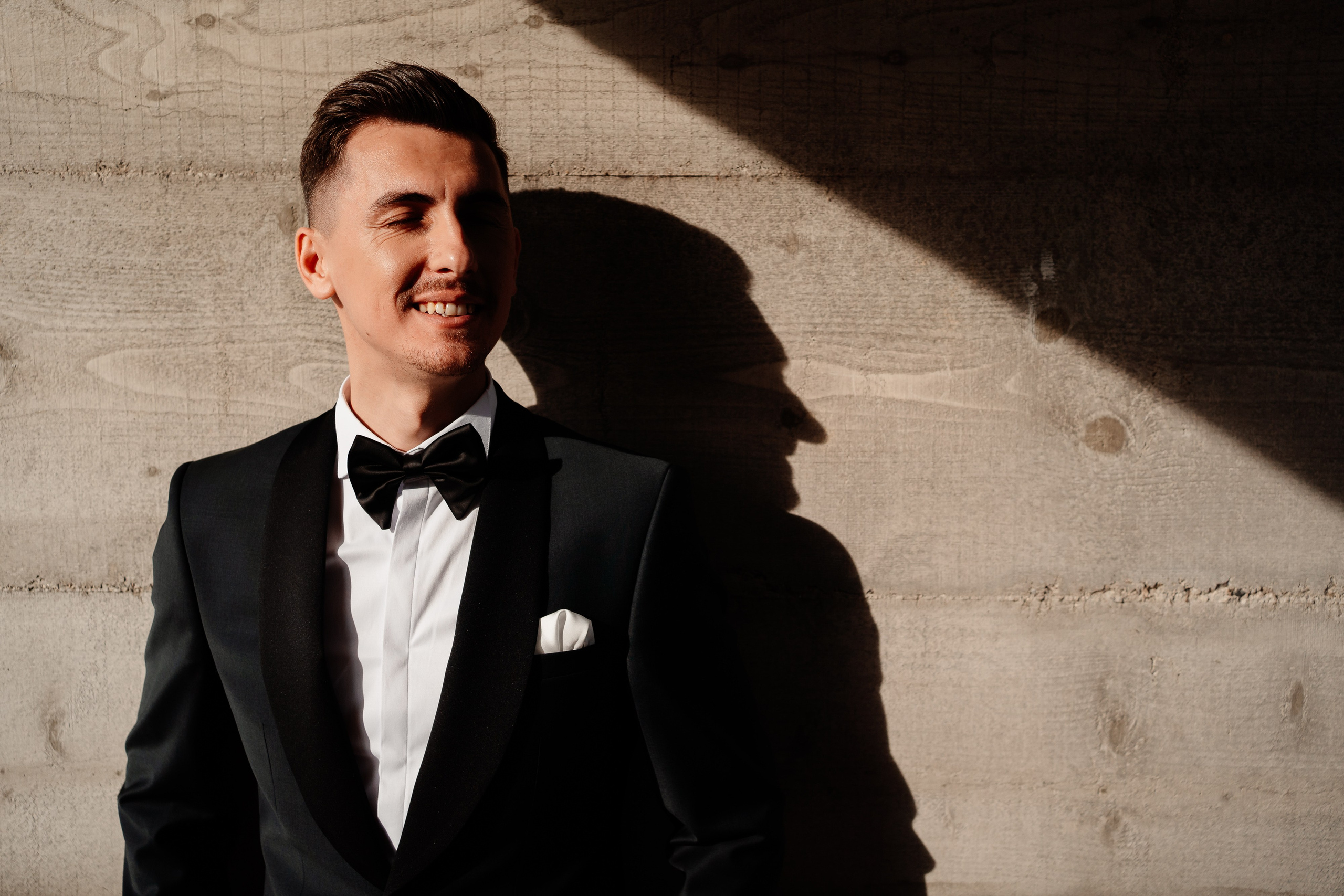 Moment emoționant între miri în ziua nunții, surprins într-un cadru natural și romantic, la Drobeta Turnu Severin. Fotografie de nuntă profesională, editată artistic pentru a evidenția emoția și eleganța evenimentului.