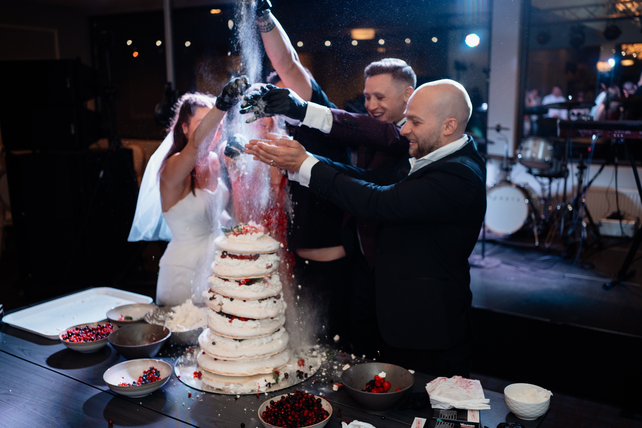 Moment emoționant între miri în ziua nunții, surprins într-un cadru natural și romantic, la Bokka Buftea. Fotografie de nuntă profesională, editată artistic pentru a evidenția emoția și eleganța evenimentului.