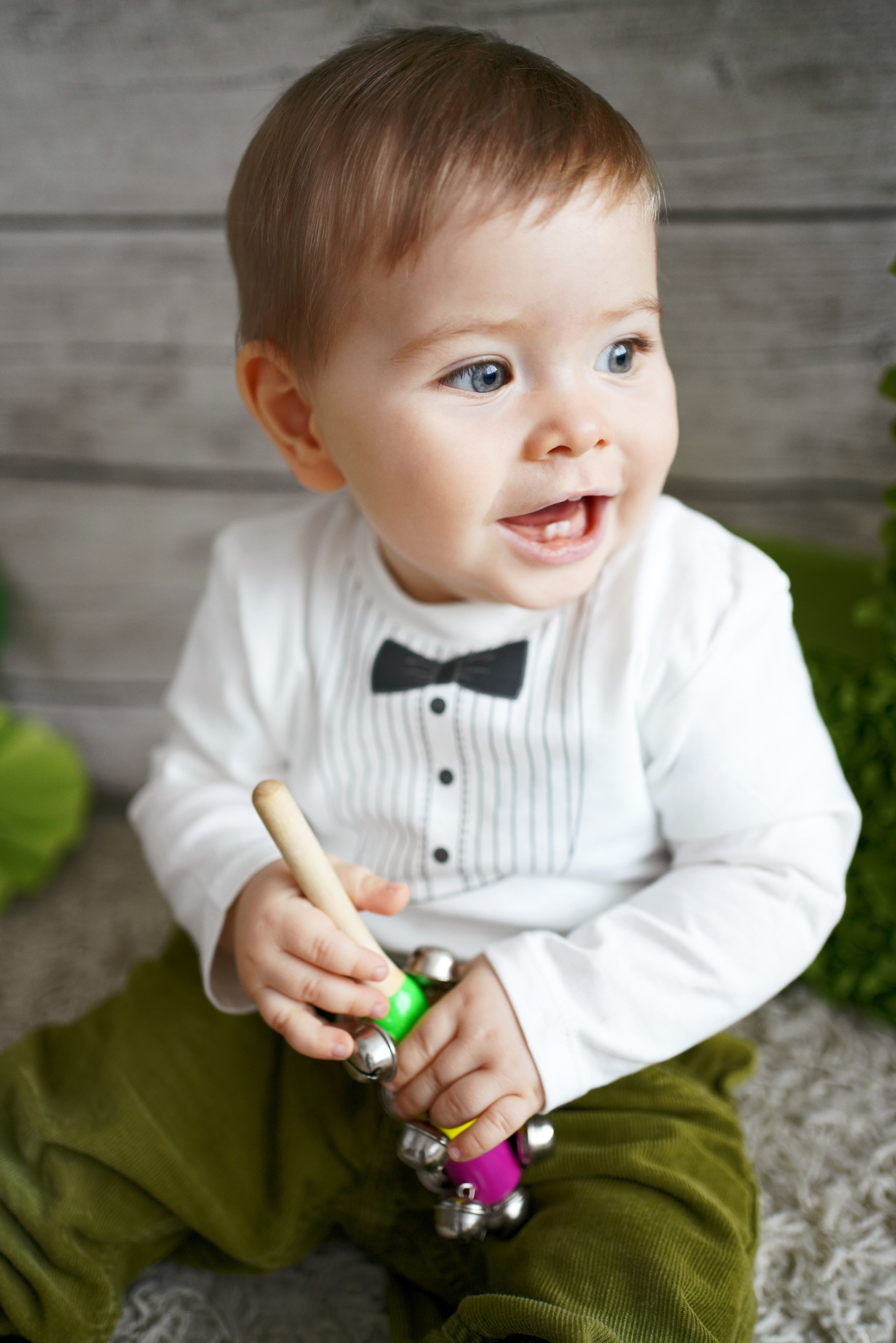 Junge mit einem Schmetterling auf einem Foto im Studio