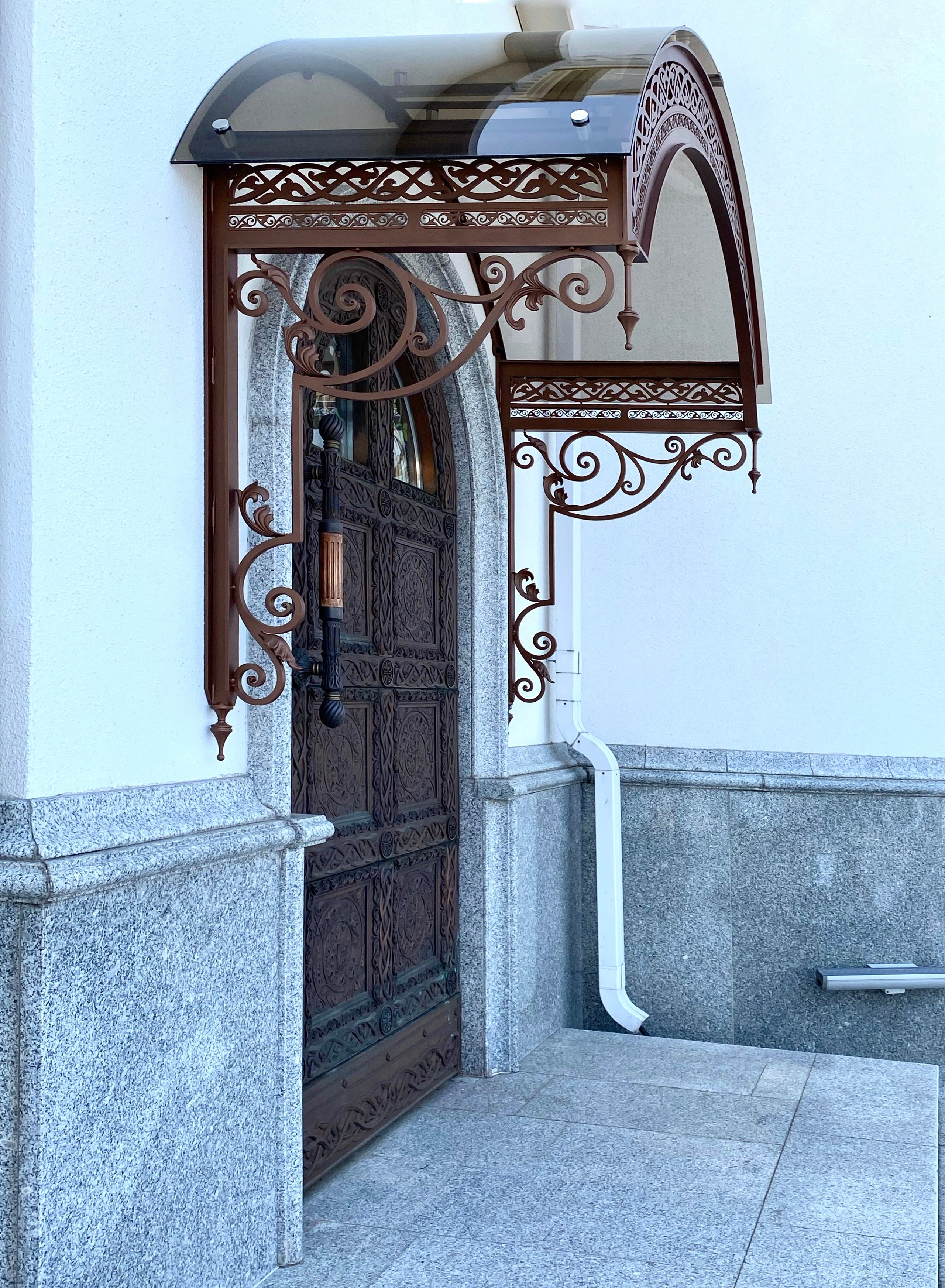 Козырьки Храма-памятника в честь Всех Святых. Скульптор кузнец Мария Тарлецкая