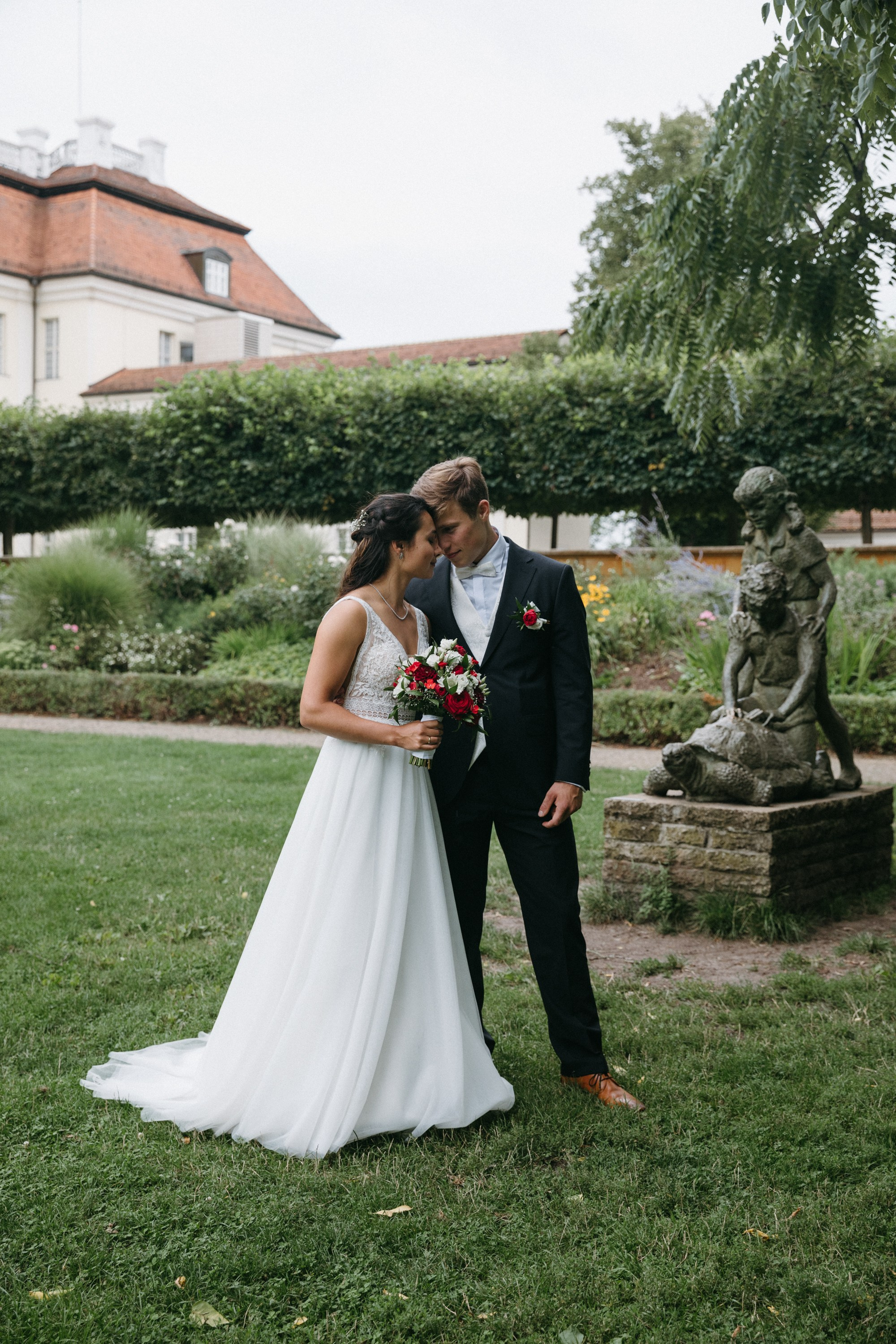 Intimes Hochzeitsfoto des Paares im Garten von Schloss Köpenick