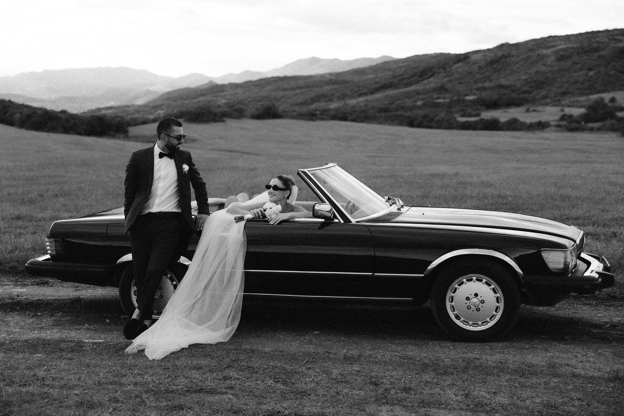 Wedding day with retro car. Wedding photographer in Tbilisi Ioseb Mamniashvili