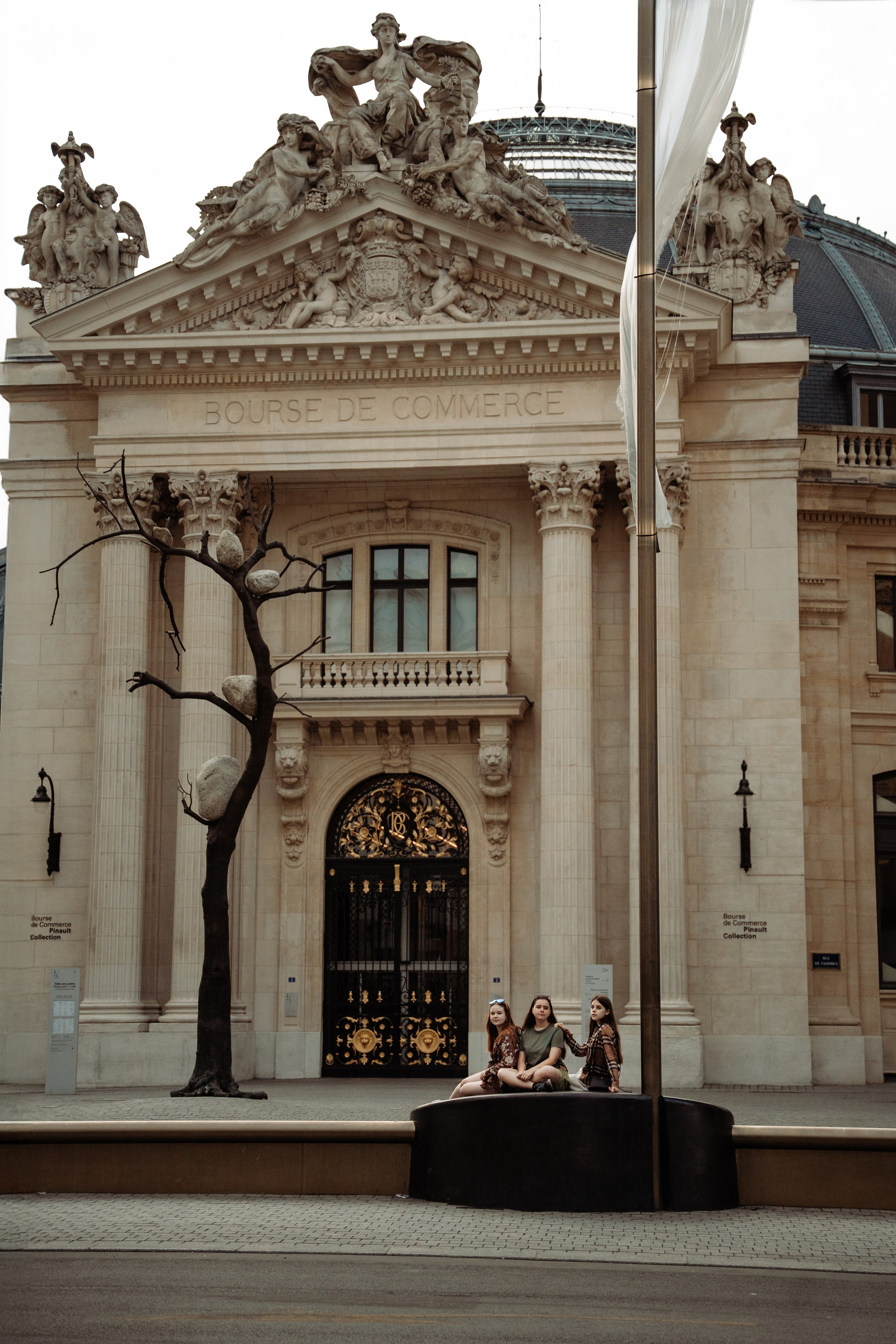 Family walk through the morning Paris. Фотограф в Париже Полина Осипова