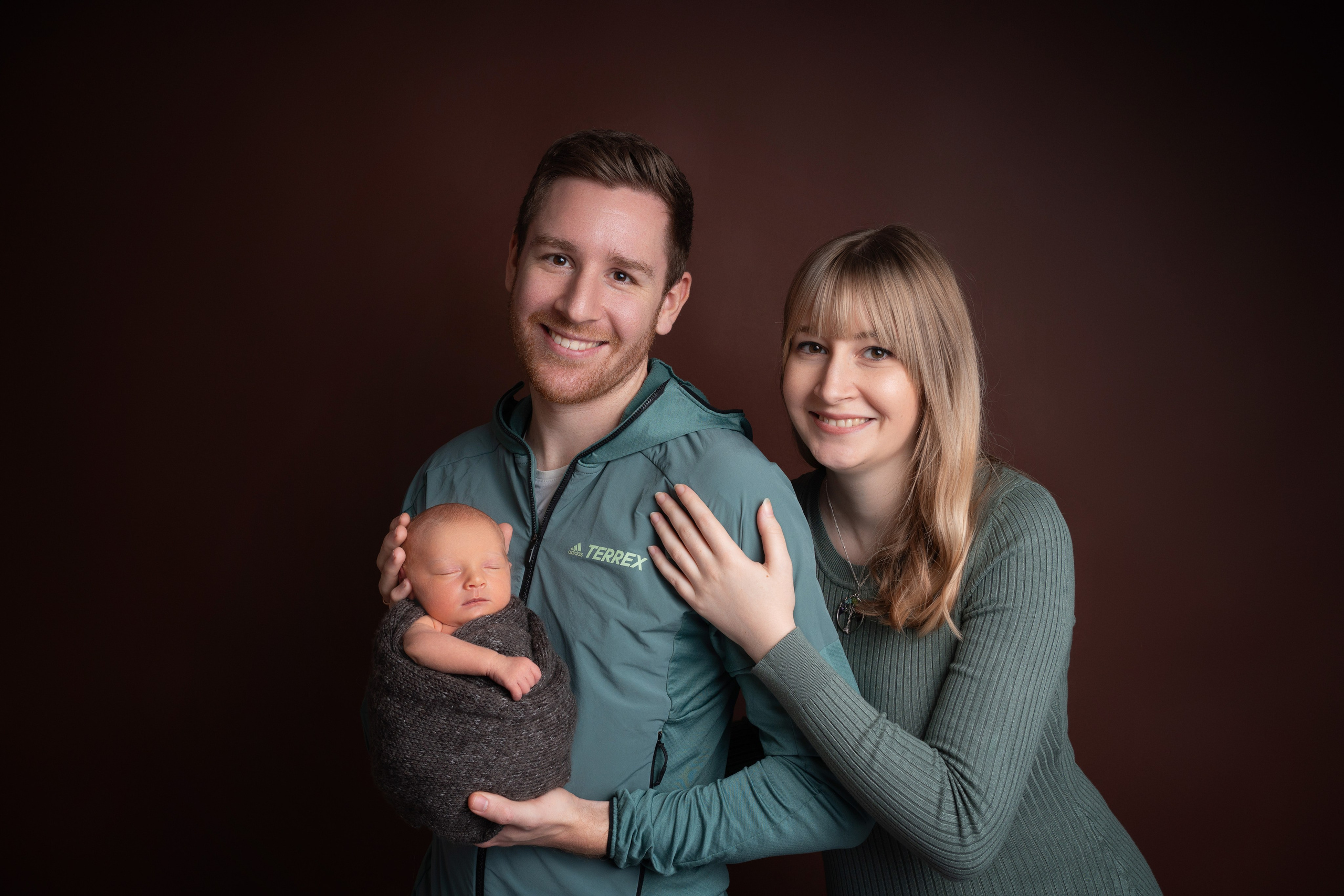 Elternliebe: Zarte Momente, wenn das Baby sicher in den Armen ruht