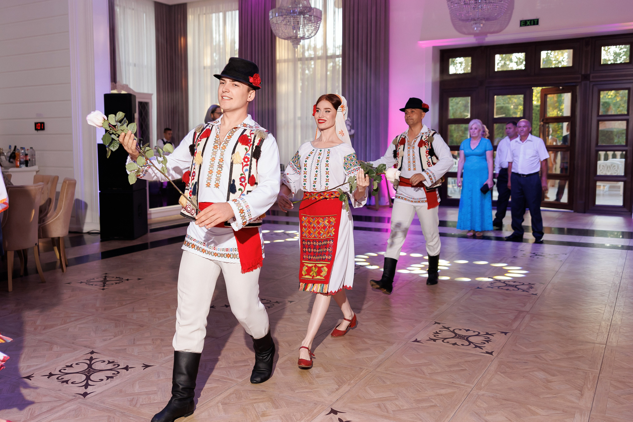 Eugen & Livia — Grand Elysee — Wedding Day. Servicii Foto și Video 067188353