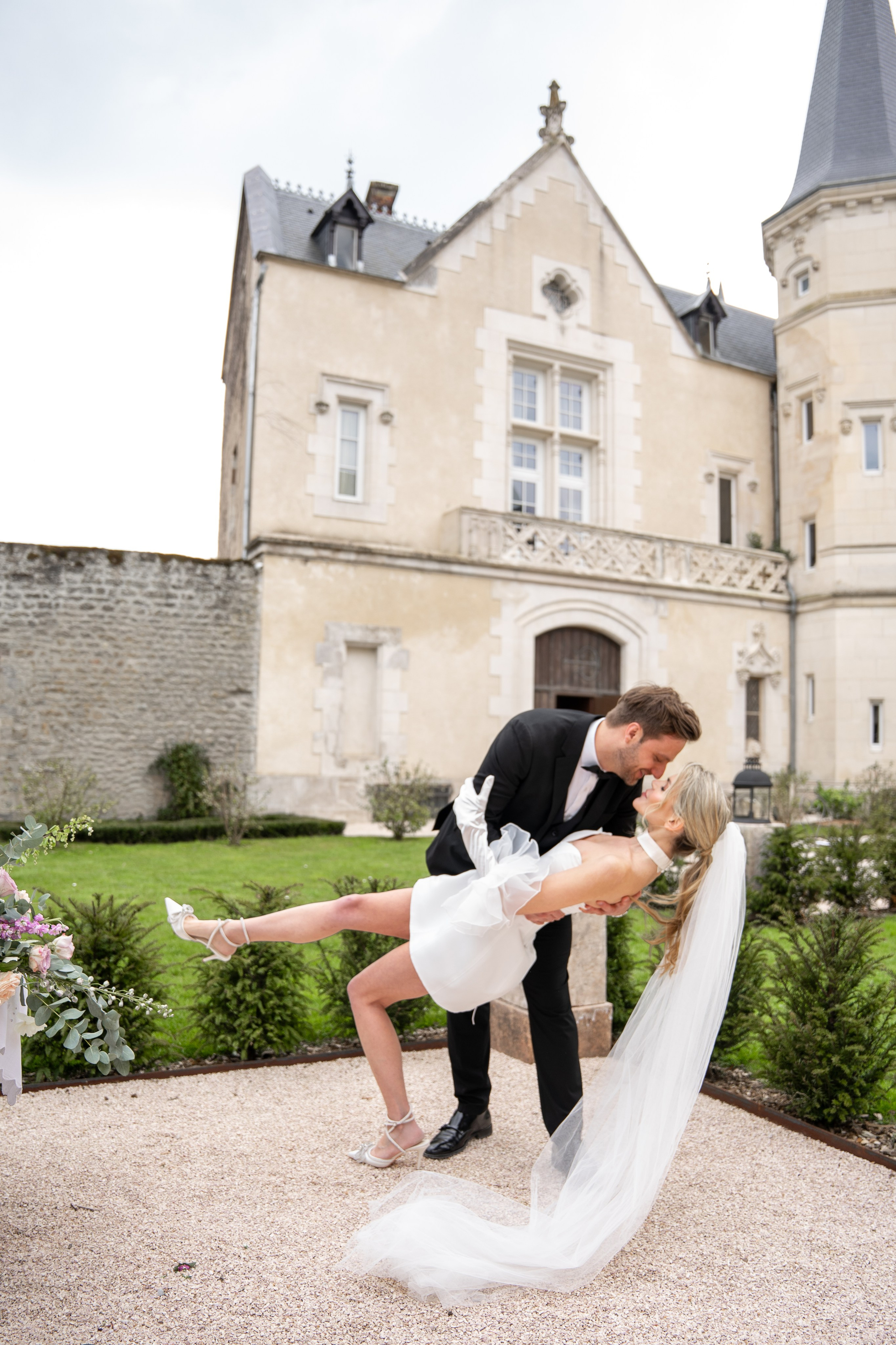 Chateau elopement inspiration. Wedding photographer in Paris Oksana Shum