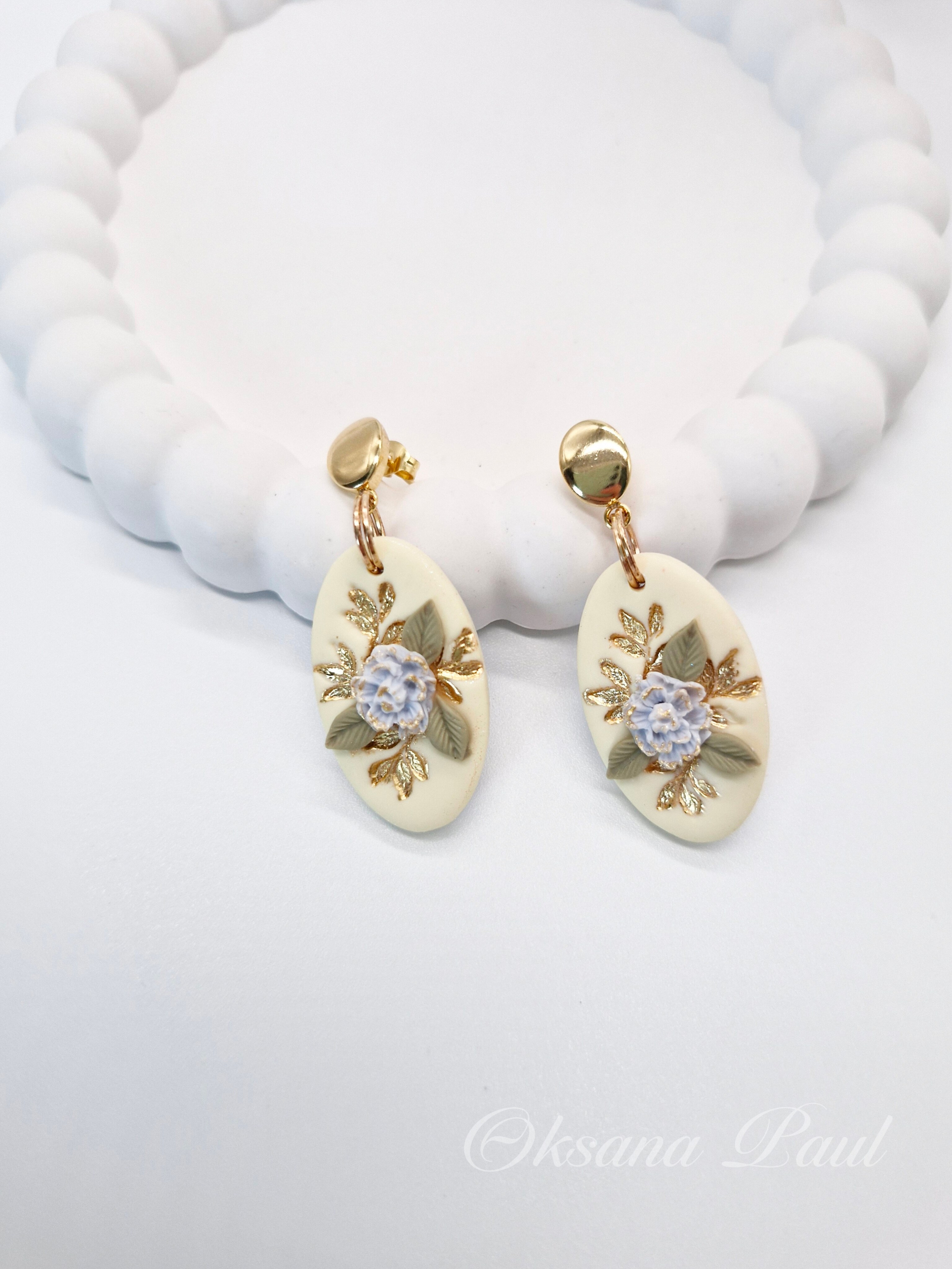 Украшения ручной лепки из полимерной глины с покрытием смолой: серьги, миниатюрные броши и арт-объекты с глянцевым блеском. Уникальные украшения Oksana Paul создаются вручную, с эффектом стеклянной поверхности, объёмными деталями и художественной подачей. Полимерная глина, смола, 3D-лепка, украшения из полимерной глины, серьги ручной работы, аксессуары ручной работы. Handgemachter Schmuck aus Polymer Clay mit Harzüberzug: Ohrringe, Miniaturbroschen und glänzende Kunstobjekte mit 3D-Effekt. Einzigartiger Schmuck von Oksana Paul – handgefertigt, mit gläserner Oberfläche, feinen Details und künstlerischem Ausdruck. Polymer Clay Schmuck, Harz Finish, handgemachte Ohrringe, Schmuckdesign, Kunstschmuck.