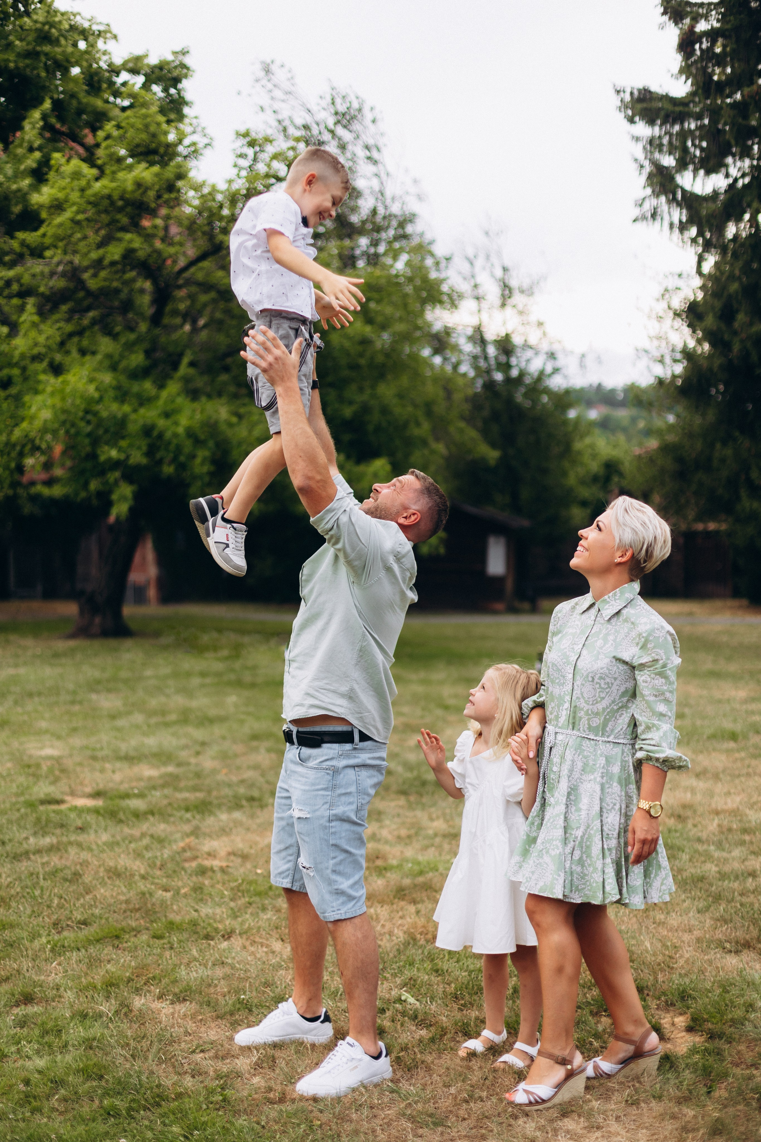 Pretty Family. Wedding and Family Photograph