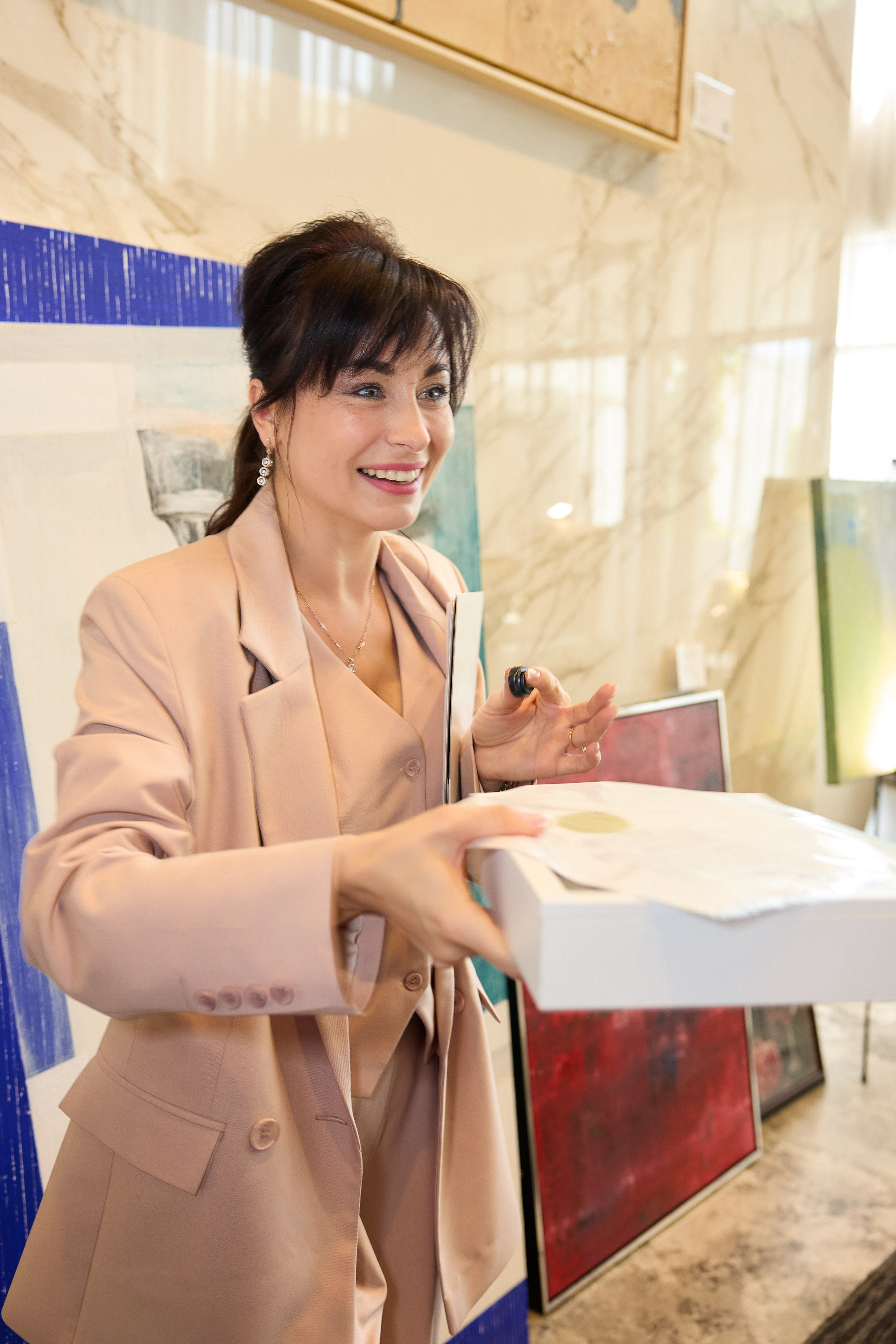 Авторская благотворительная художественная выставка Дианы Бортник. Фотограф Юлия Маковеева