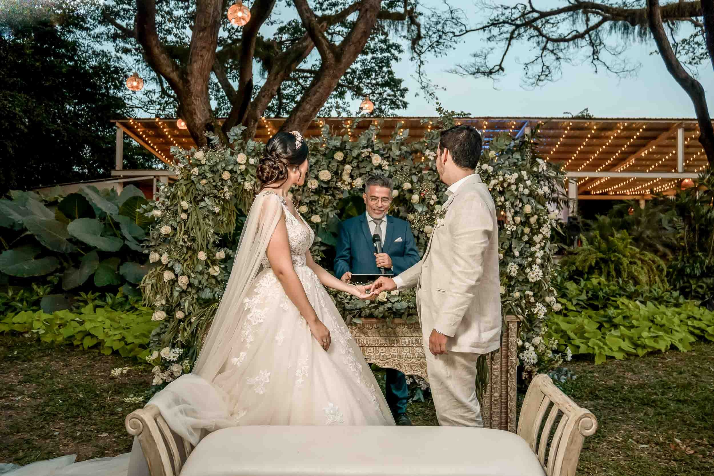 Boda en Cali. Hacienda Entre Rios - Daniela & Rodrigo. Karen Ortiz Photography / Fotógrafo profesional en Cali - Colombia
