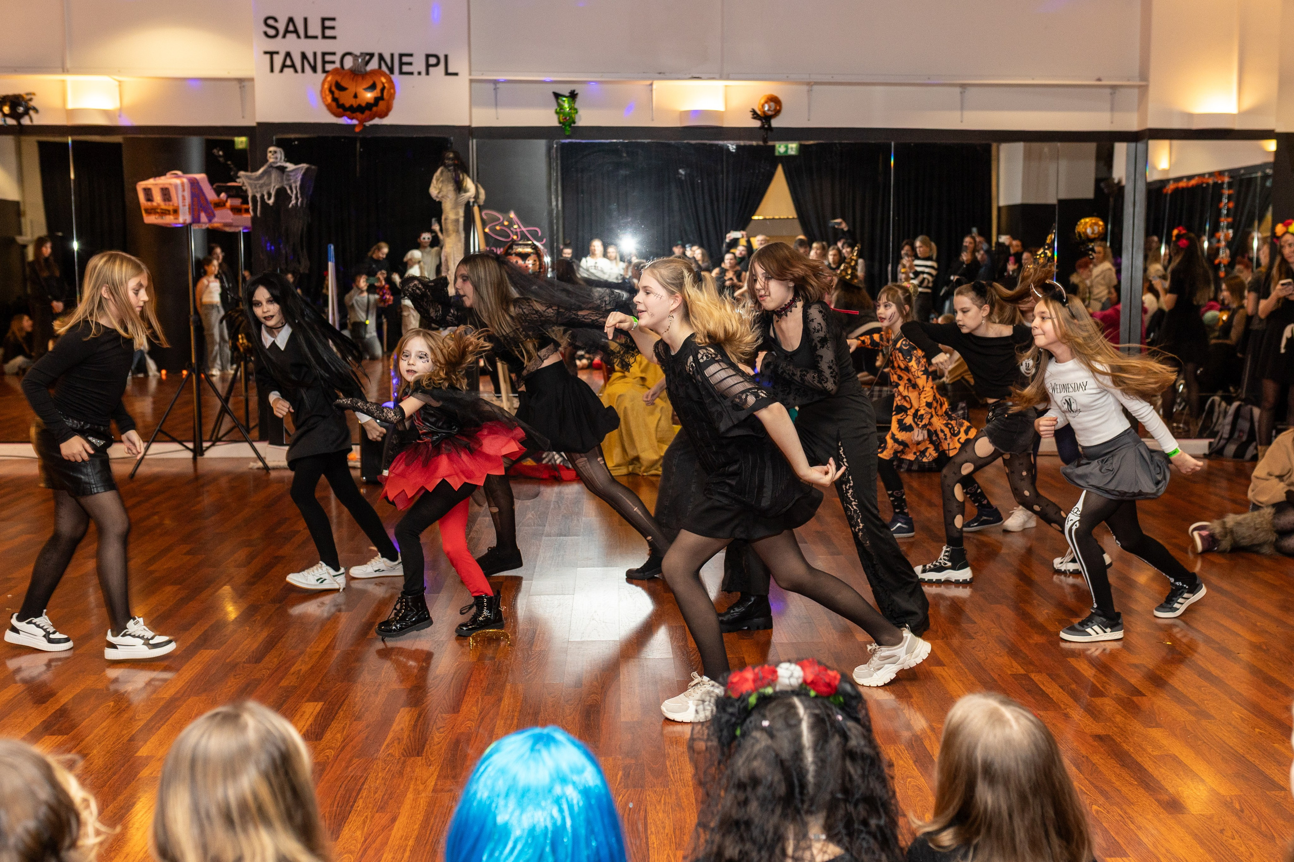 Leo dance studio Helloween 2025. Семейный и детский фотограф в Варшаве Мила Бобровская