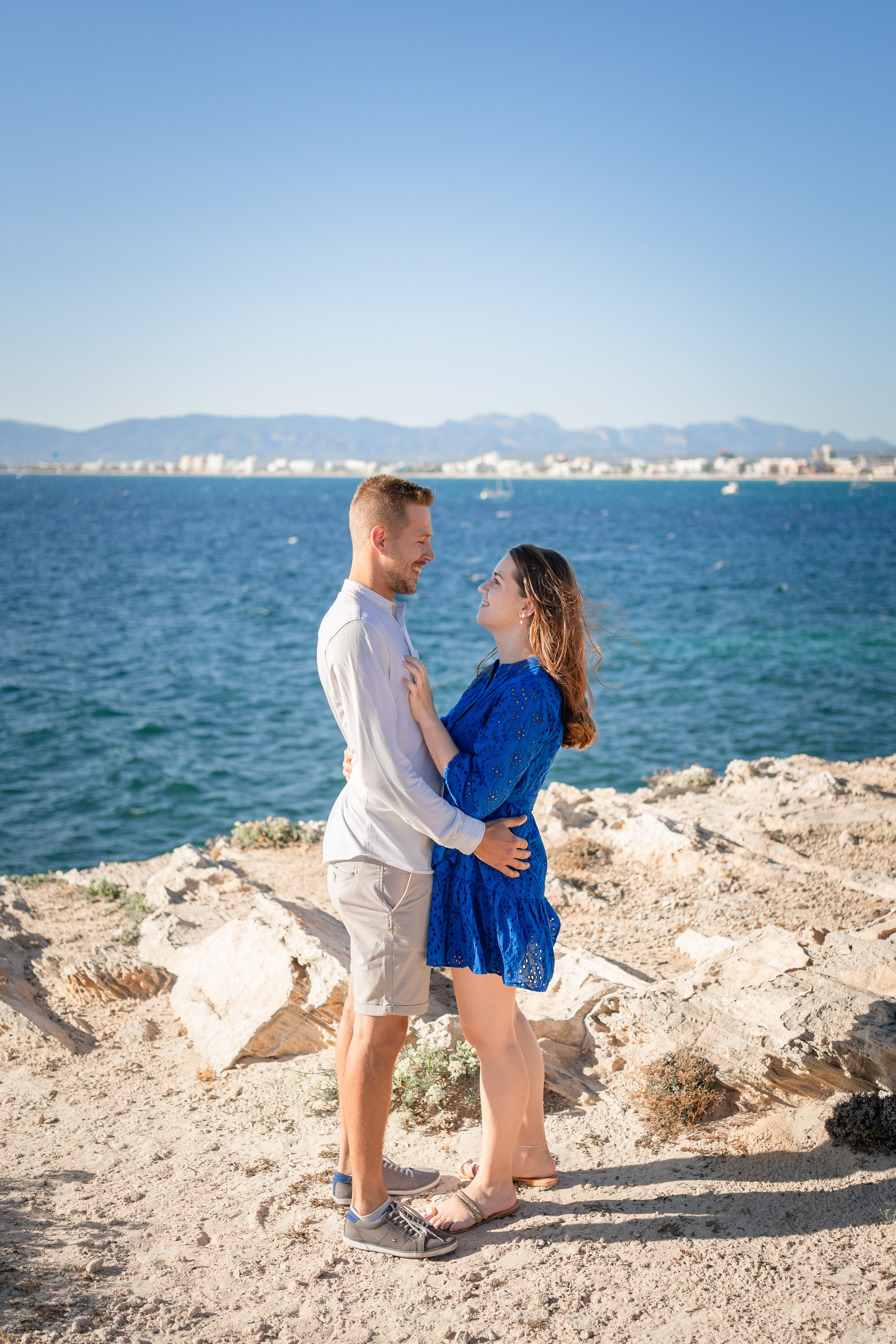 Romantischer Heiratsantrag auf Mallorca – Überraschung am Meer. Deine Fotografin auf Mallorca für Familien und Business