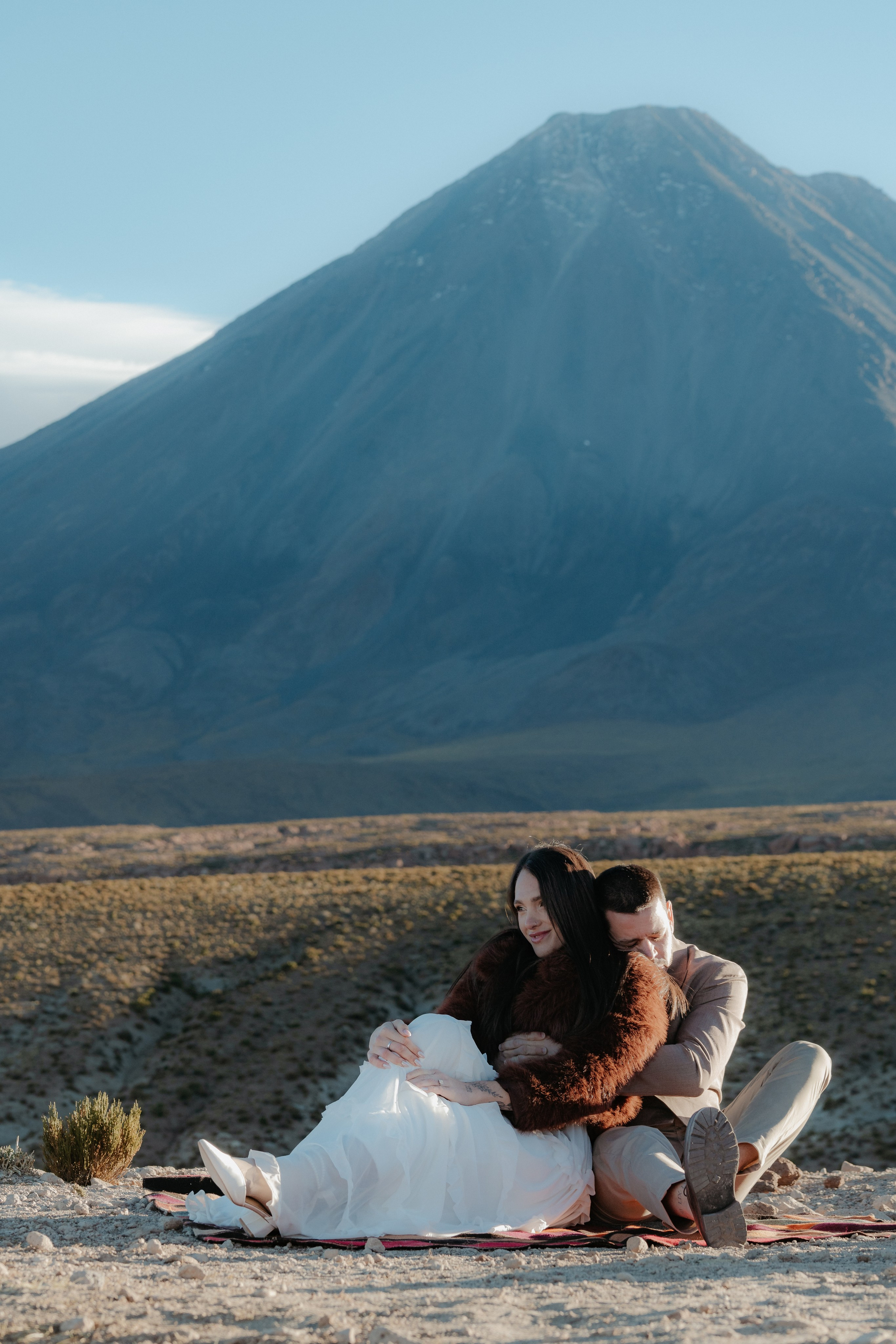 Pre-wedding no mirante do vulcão Licancabur. Photographer in San Pedro de Atacama