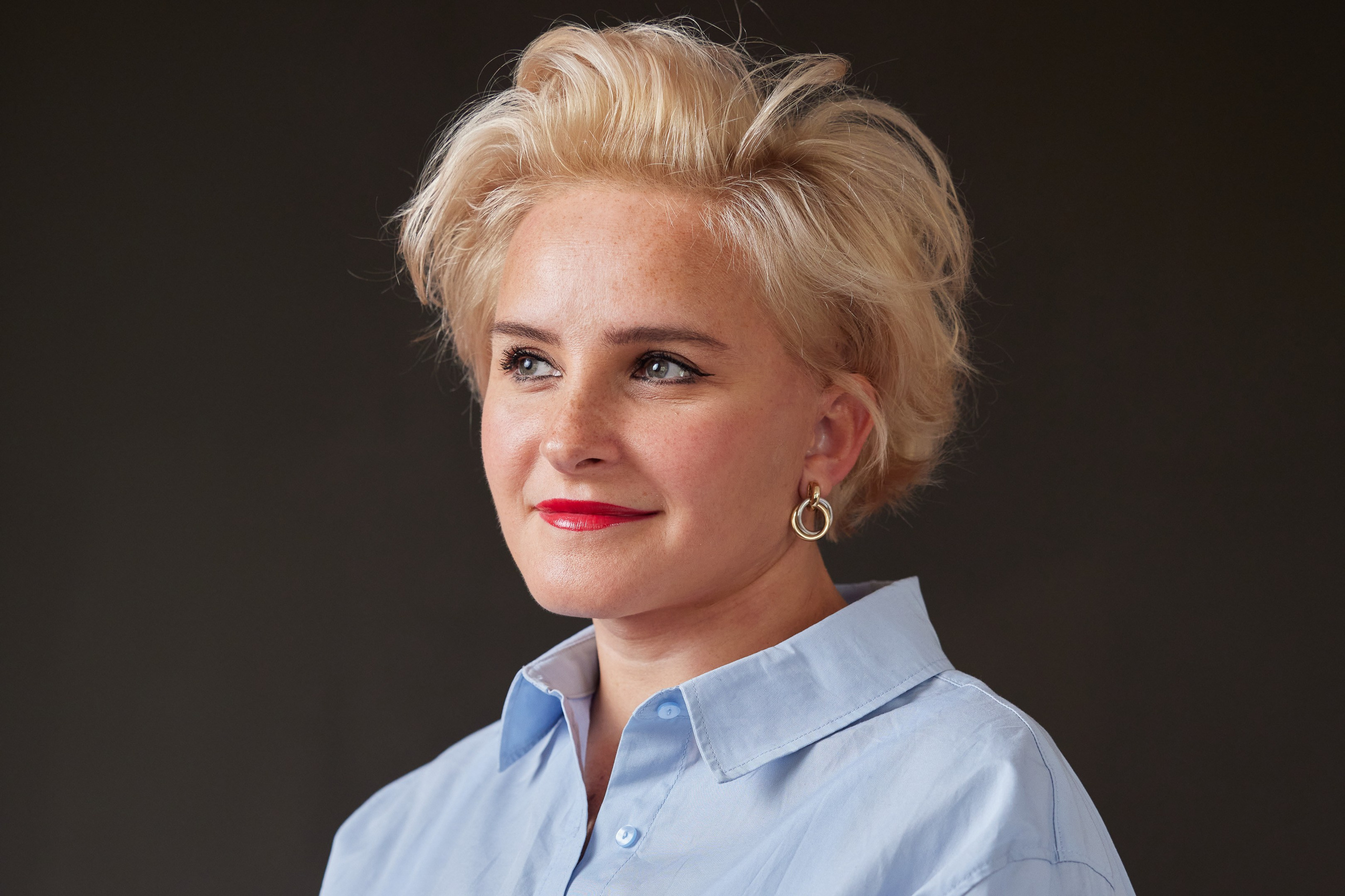 Portrait of a girl artist in the dark studio interior - photographer Andrey Dunin