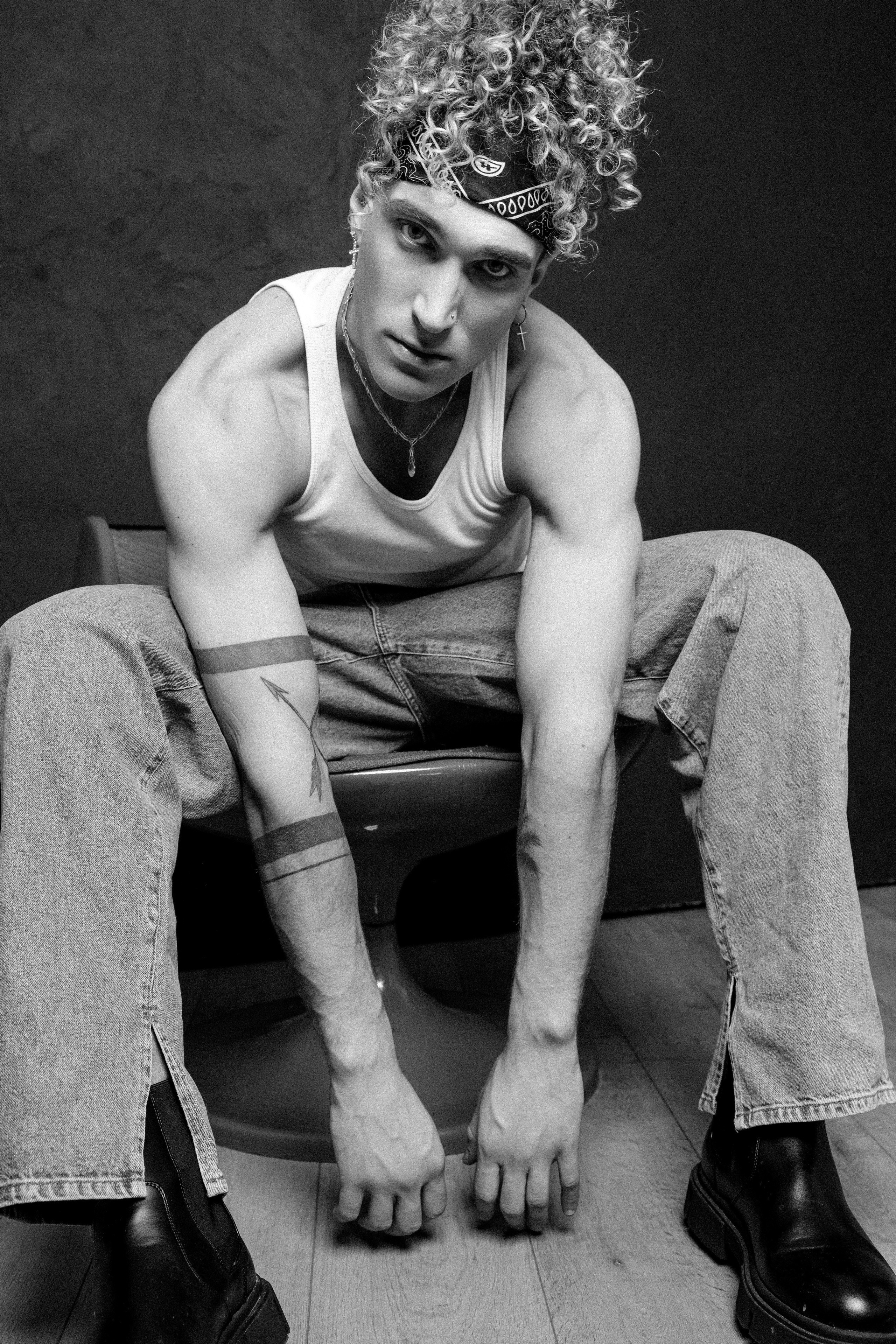 Портрет в студии, мужчина смотрит на фотографа