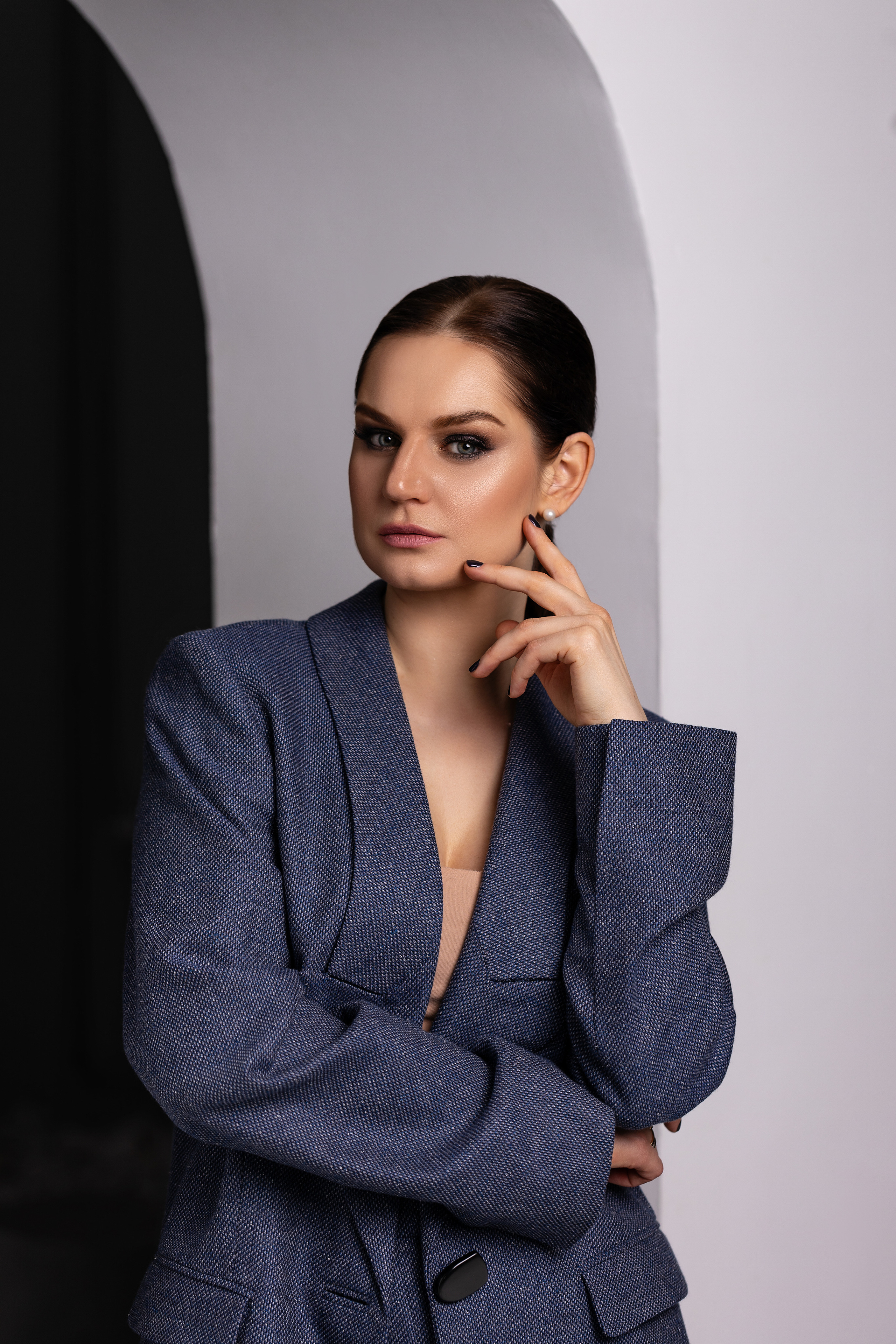 Портрет девушки в студии, девушка смотрит на фотографа