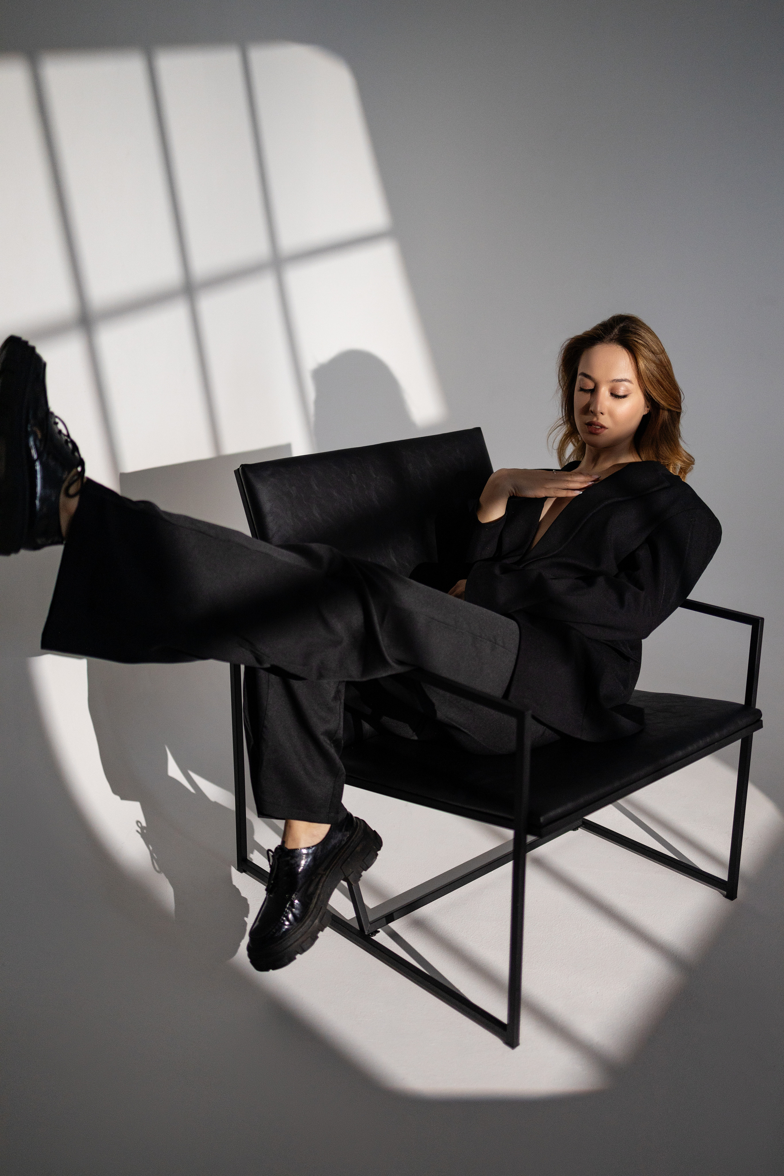 Девушка сидит на стуле в студии, портретная съемка 