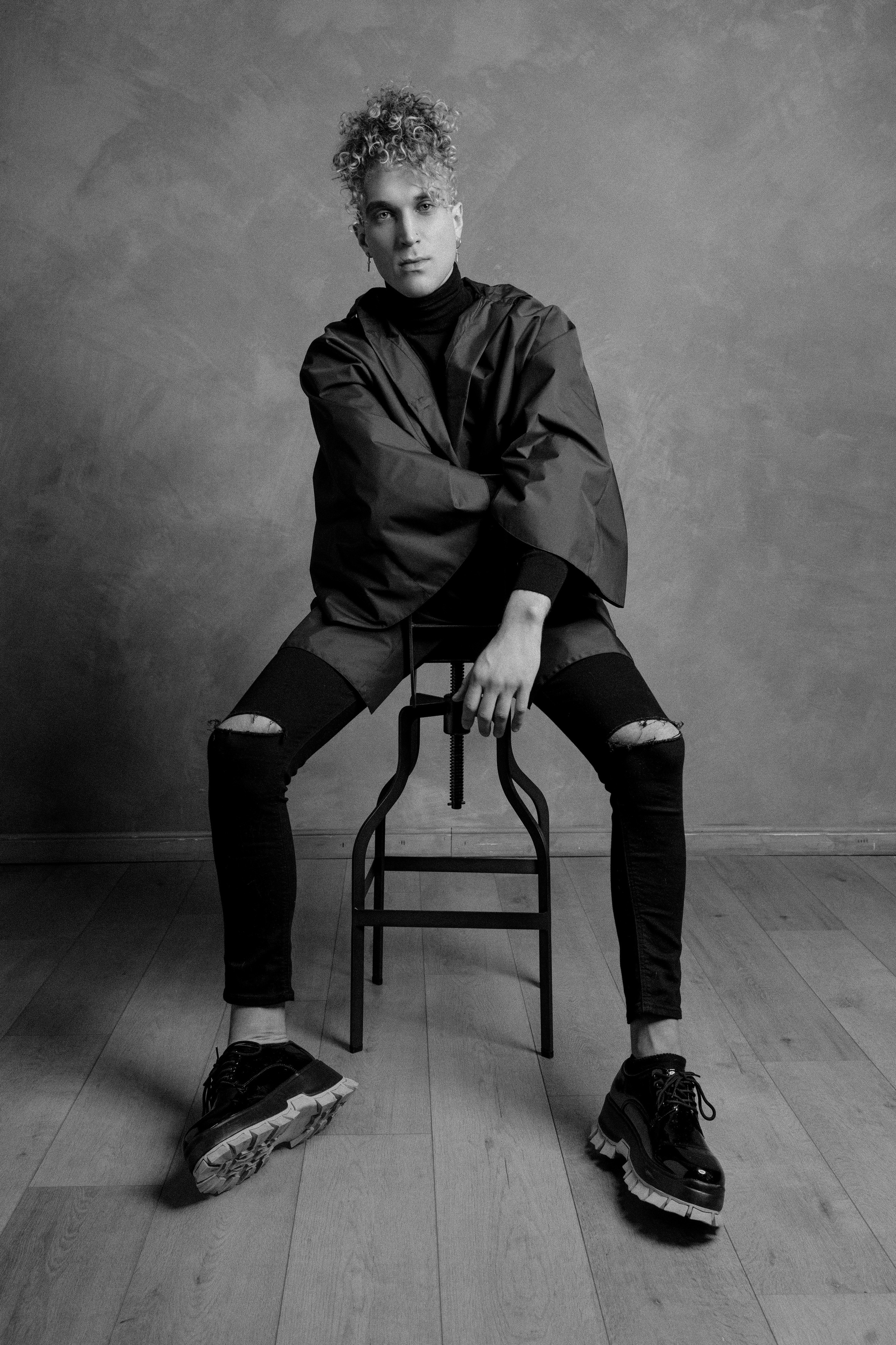 Портрет в студии, мужчина смотрит на фотографа