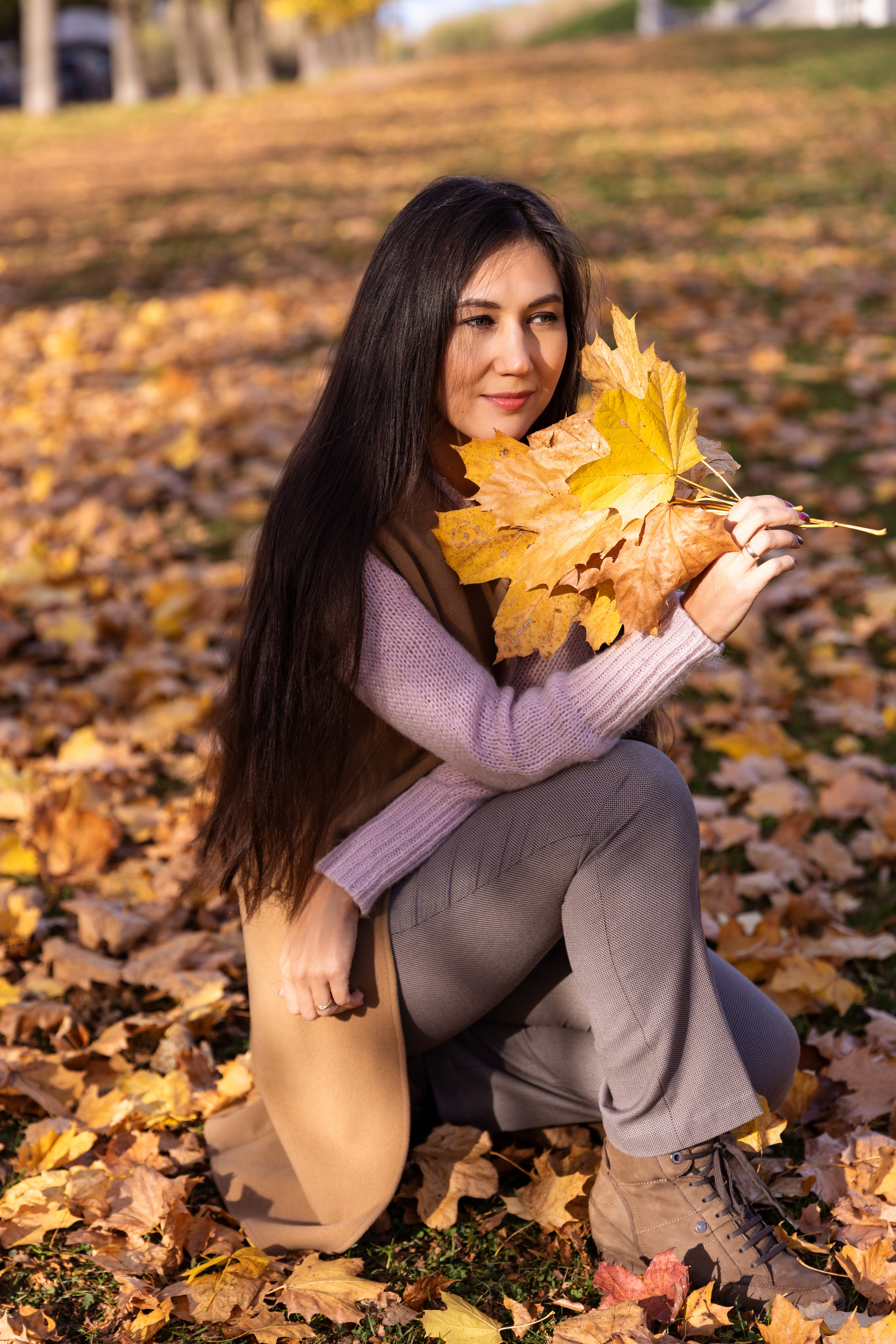 Фотосессия осенью с листьями в Таллинне