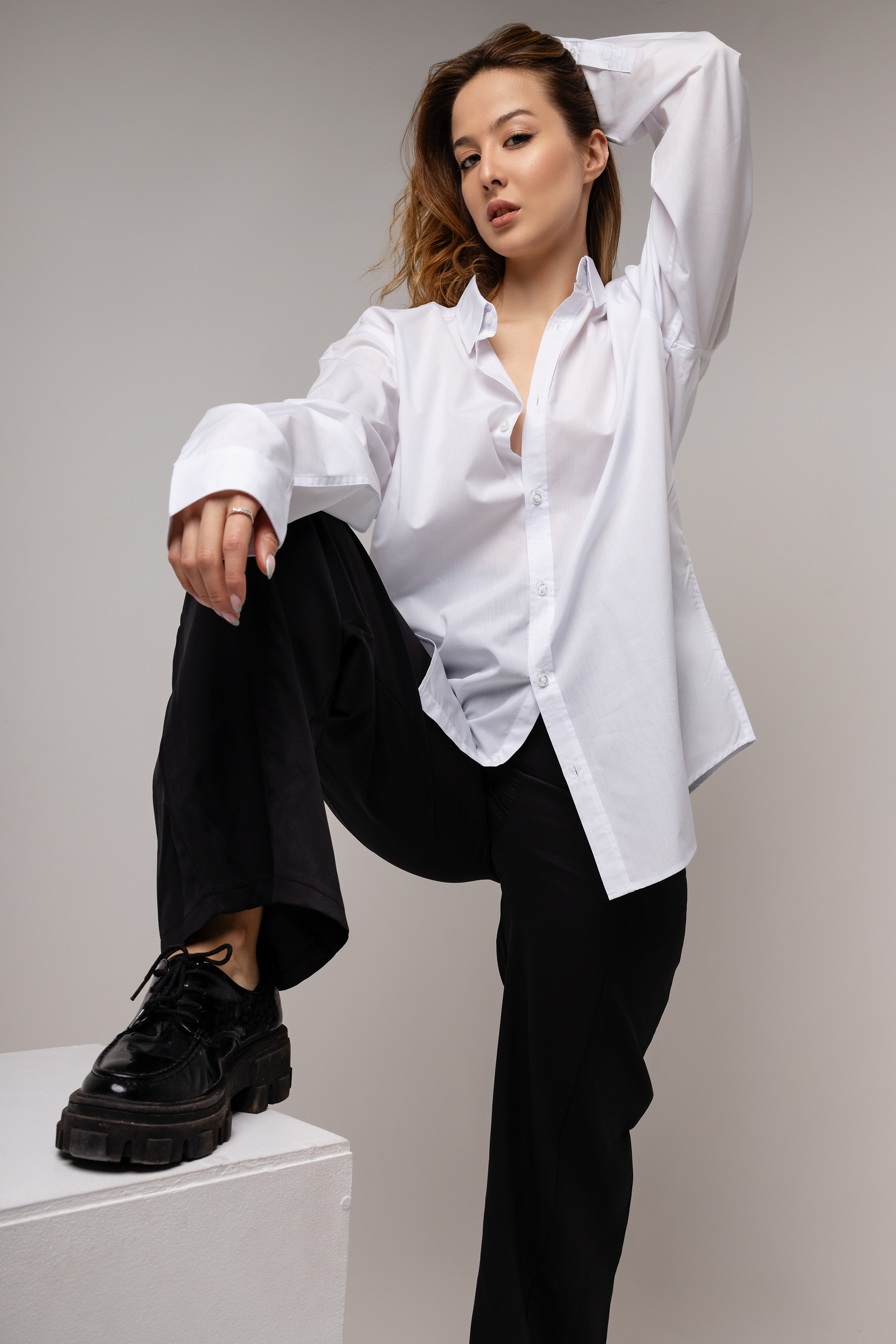 Портретная съемка в студии, девушка смотрит в бок