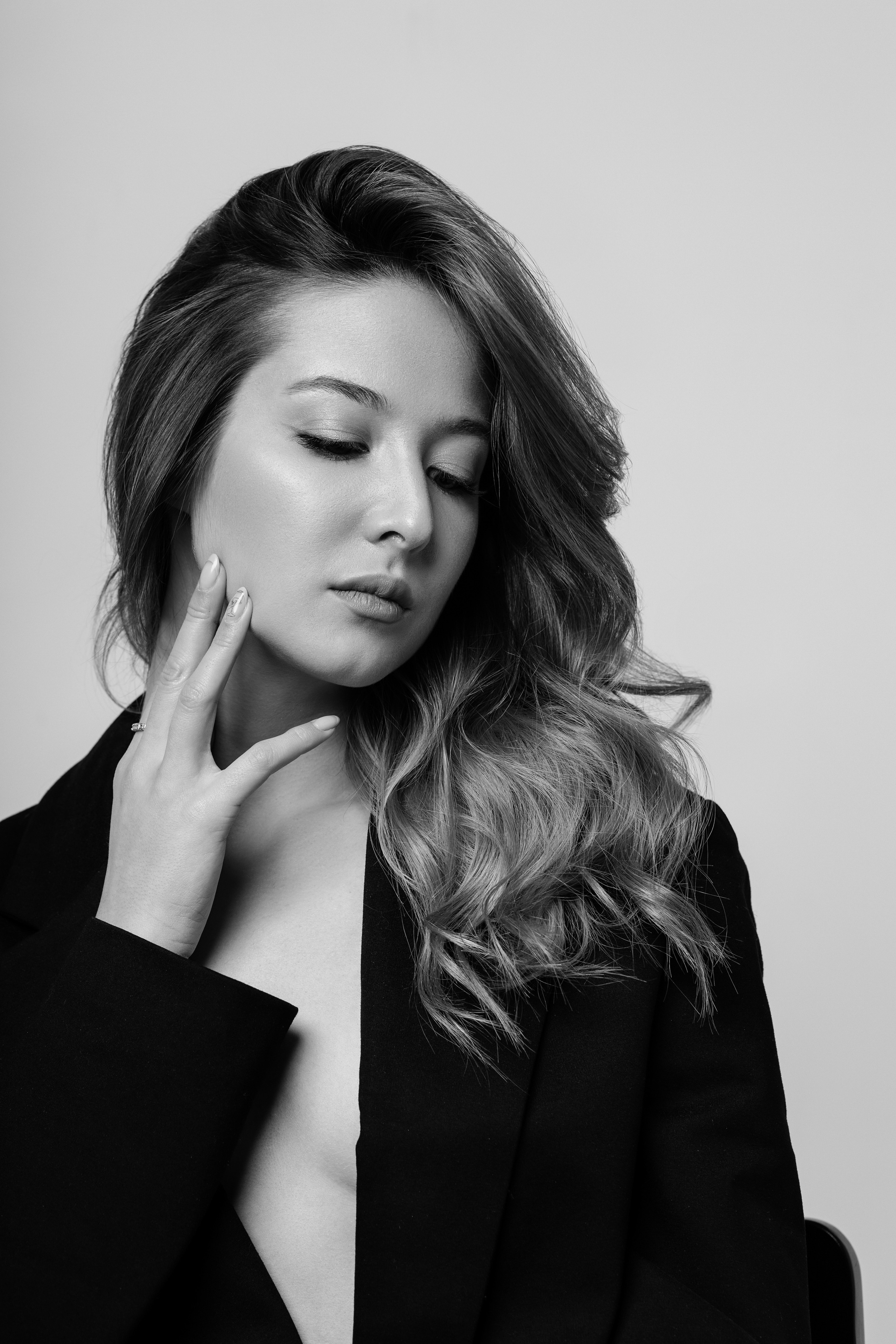 Портретная съемка в студии, черно белый кадры