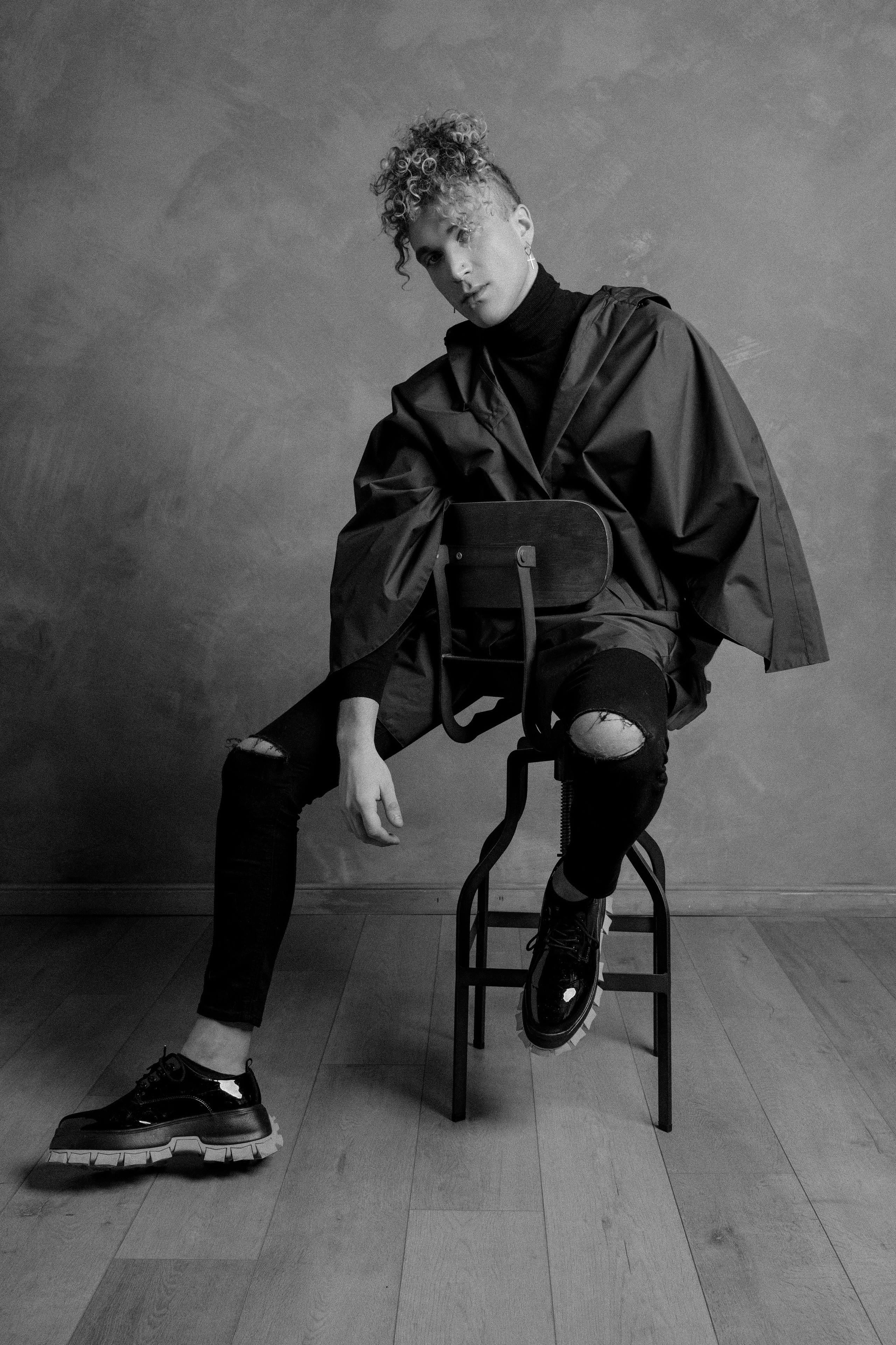 Портрет в студии, мужчина смотрит на фотографа