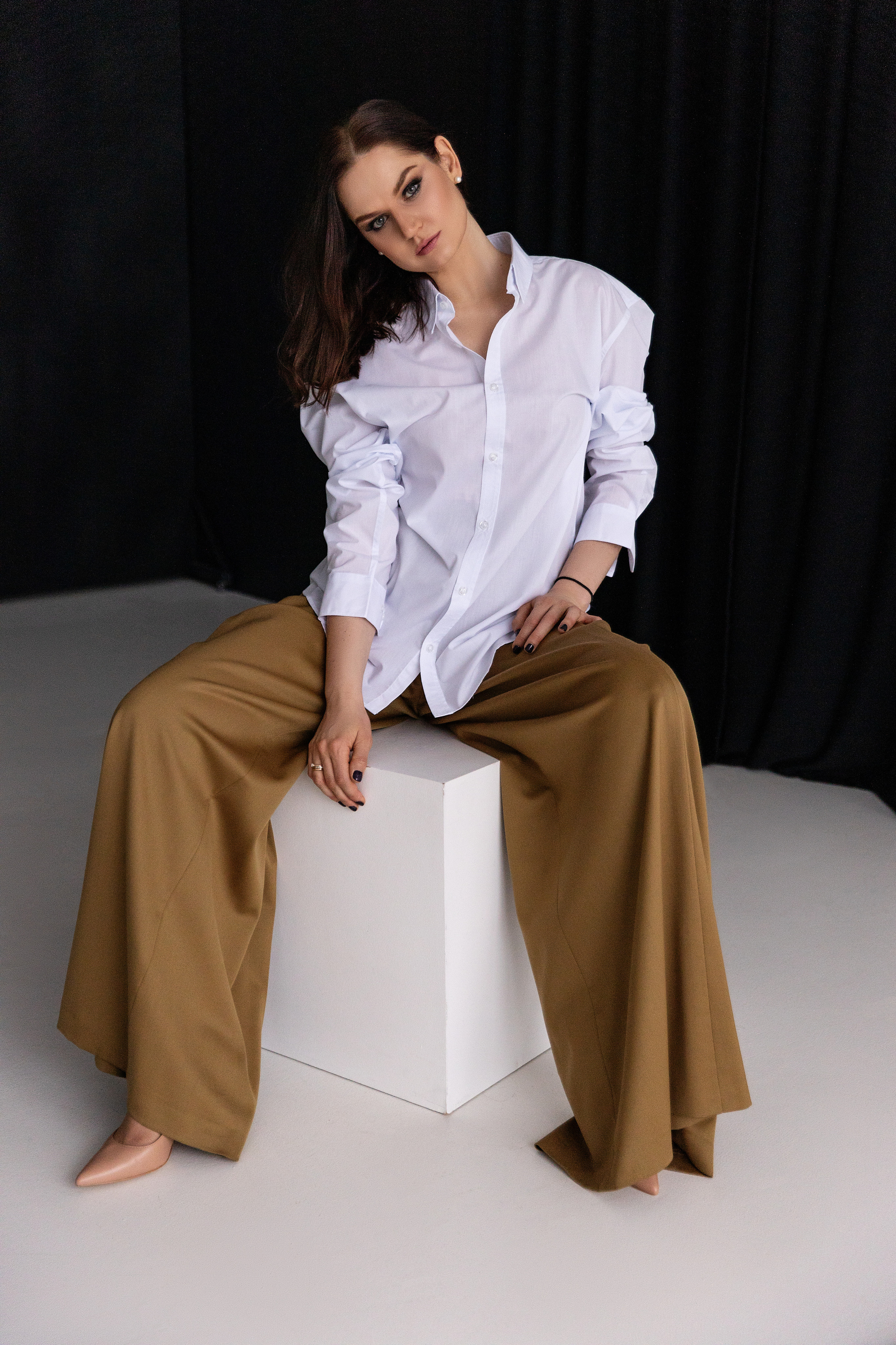 Женская фотосессия в студии, девушка смотрит вперед