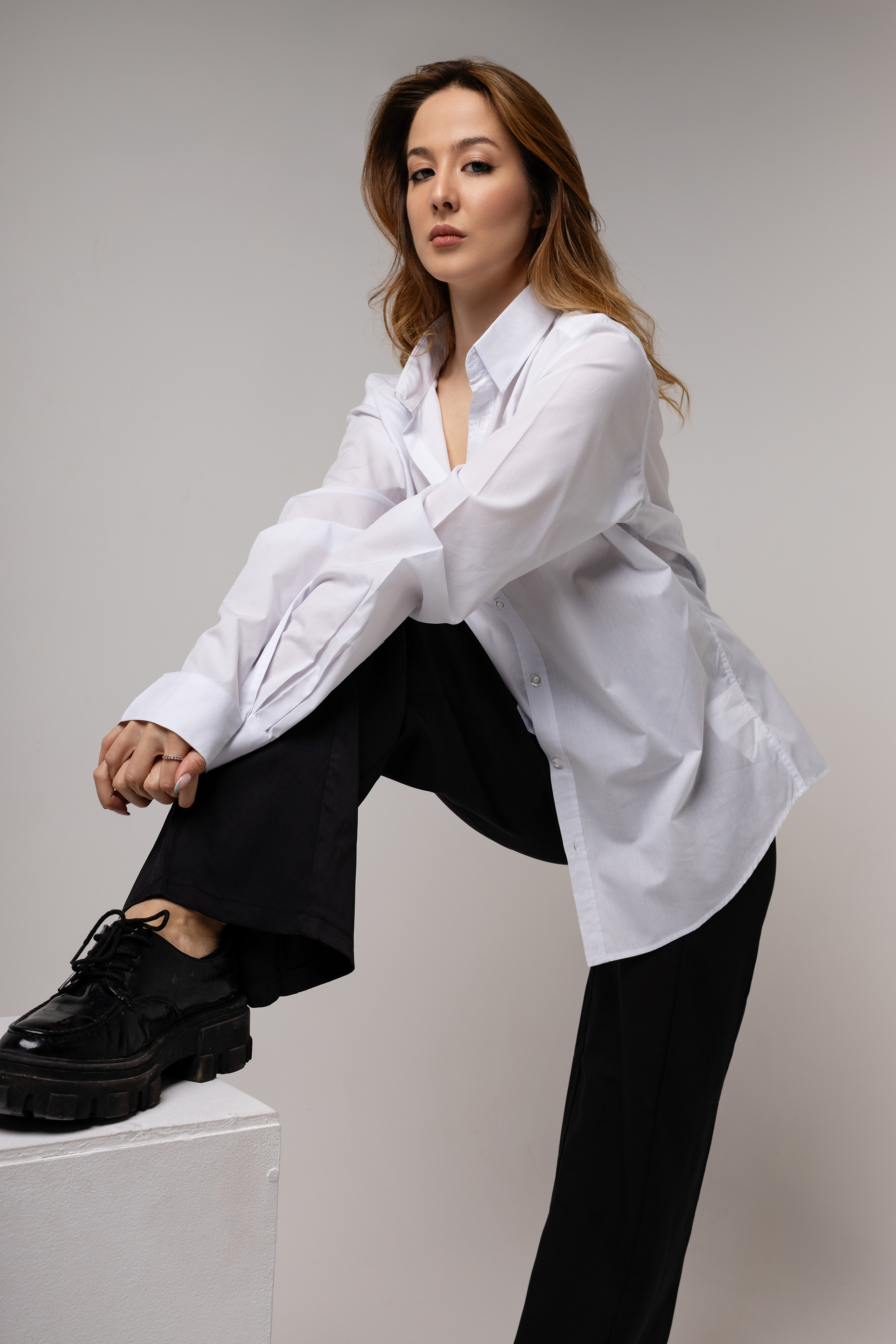 Портретная съемка в студии, девушка смотрит в бок