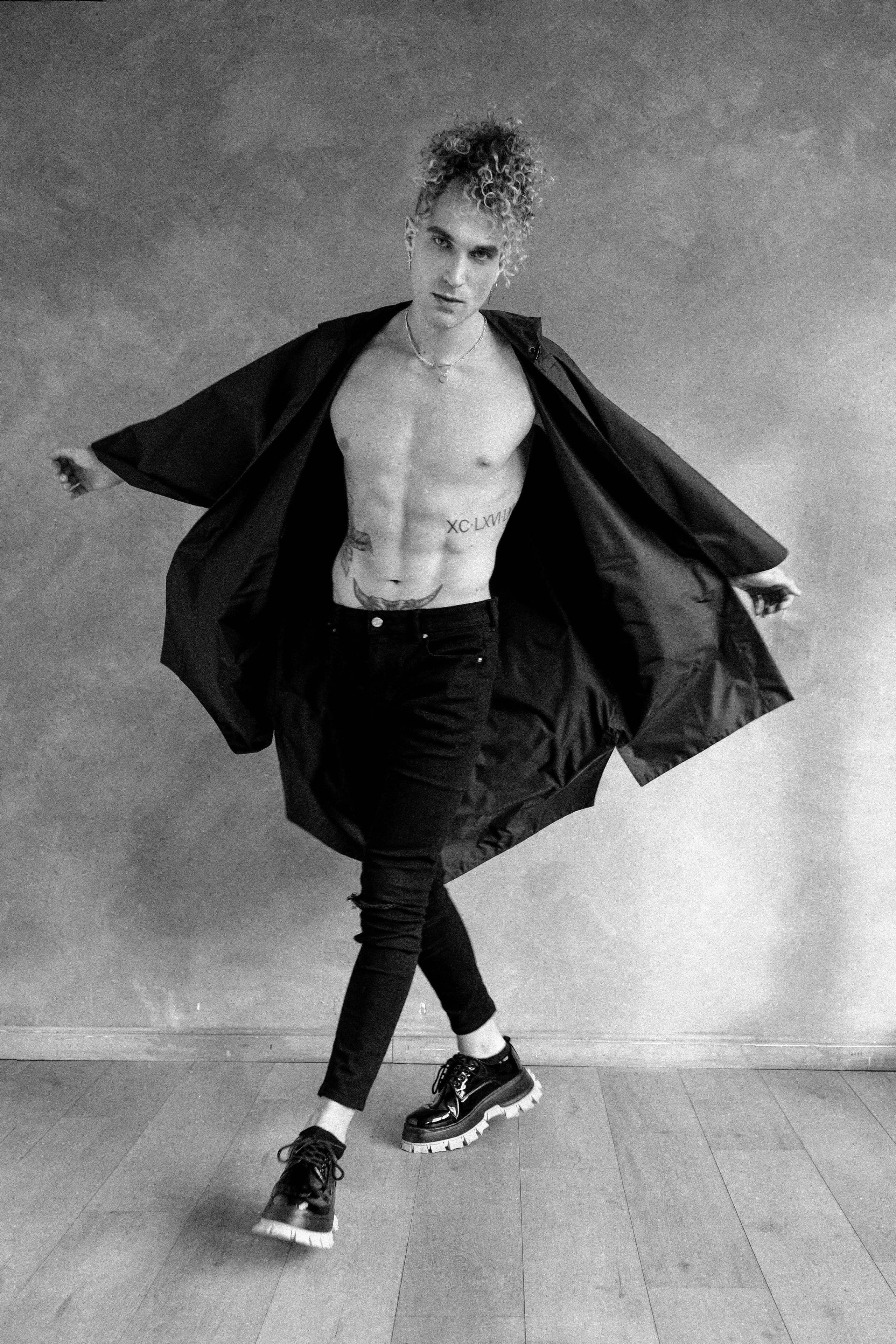 Мужской портрет, стильный кадры в студии, фотосессия