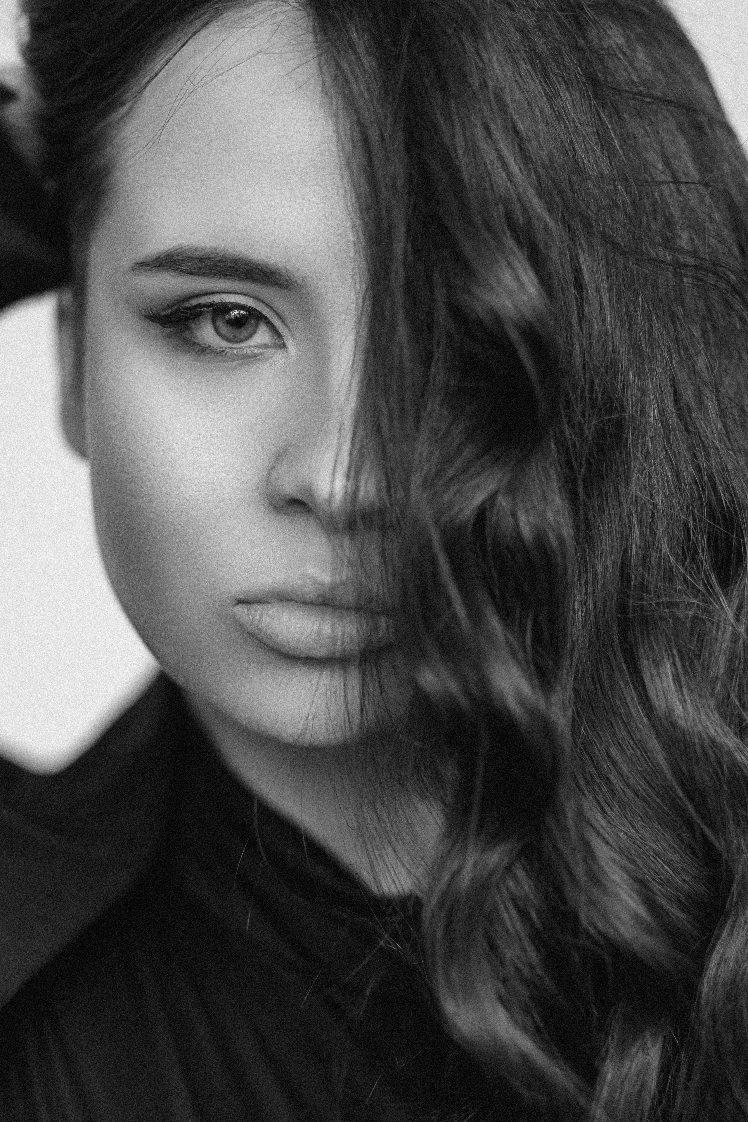 Портретная съемка в студии, черно белый кадры